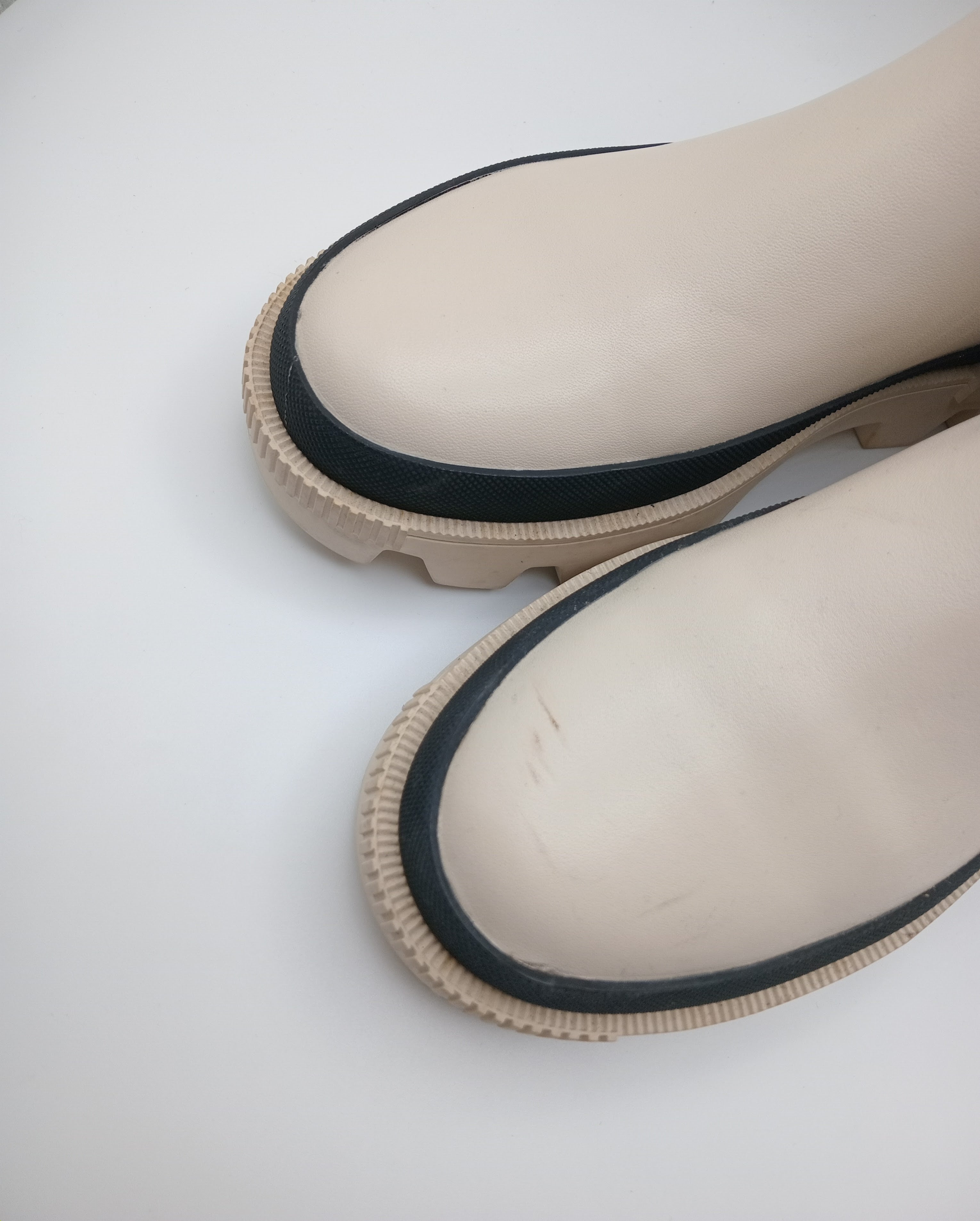 BOTA GALOCHAS BIBI LOU PRETO BRANCO COURO LISO TRATORADO