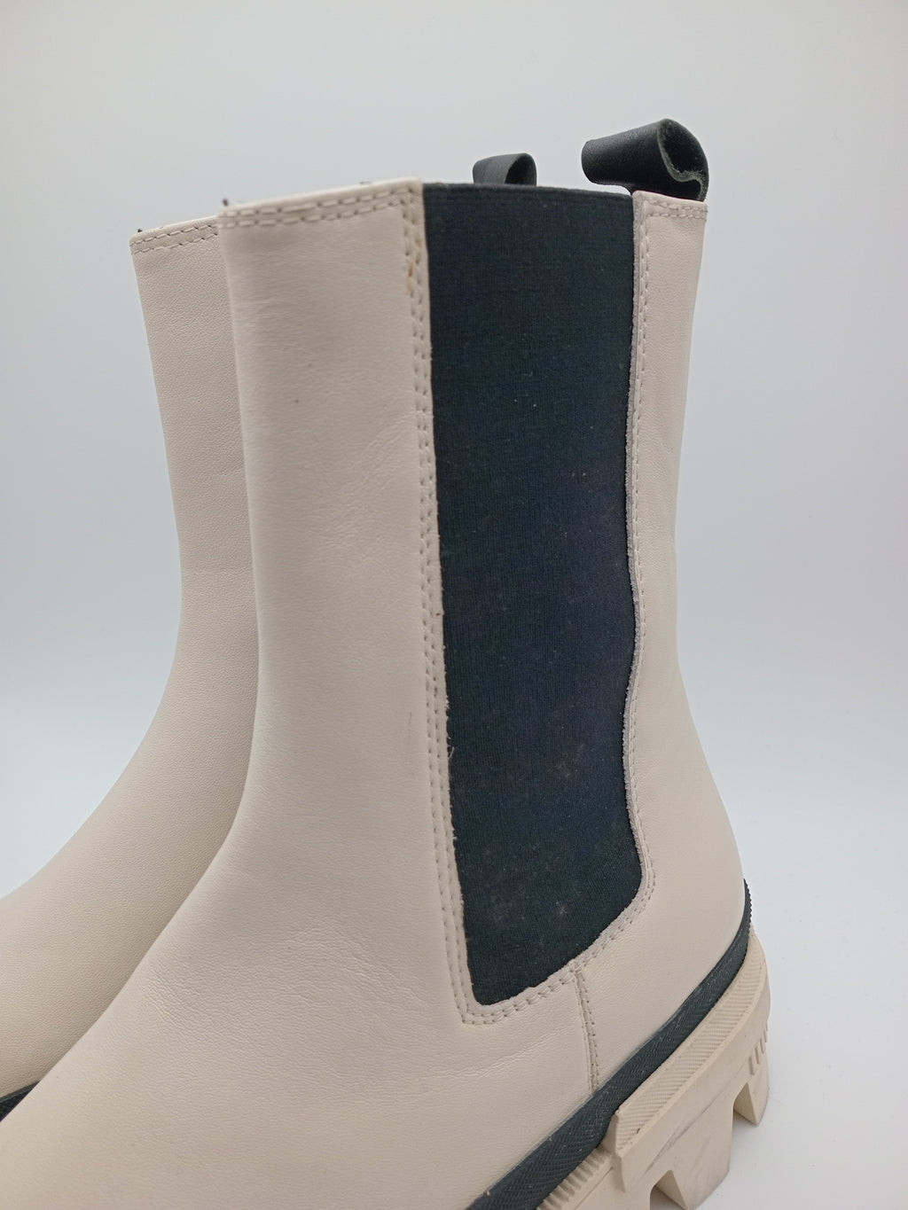 BOTA GALOCHAS BIBI LOU PRETO BRANCO COURO LISO TRATORADO