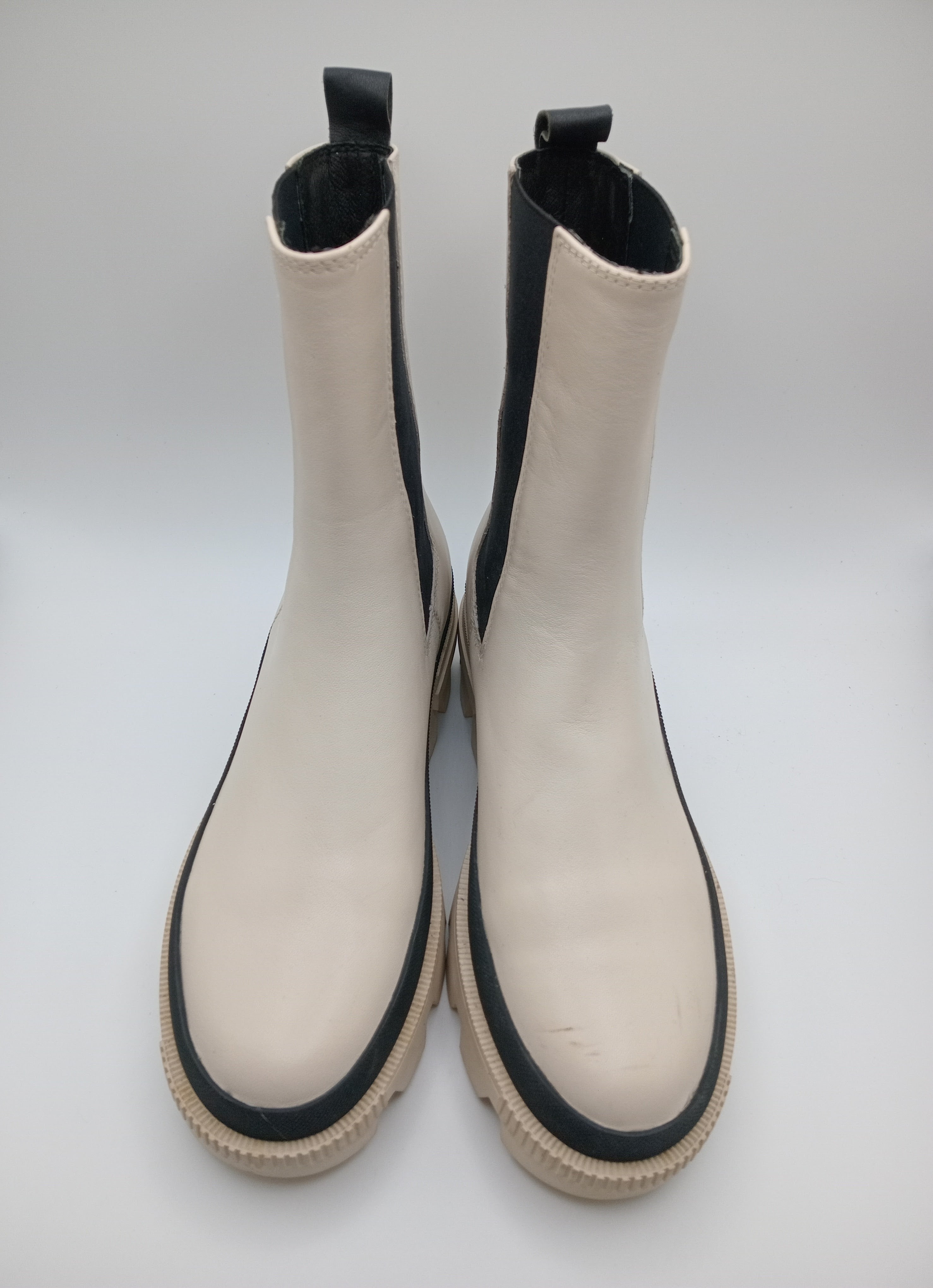 BOTA GALOCHAS BIBI LOU PRETO BRANCO COURO LISO TRATORADO