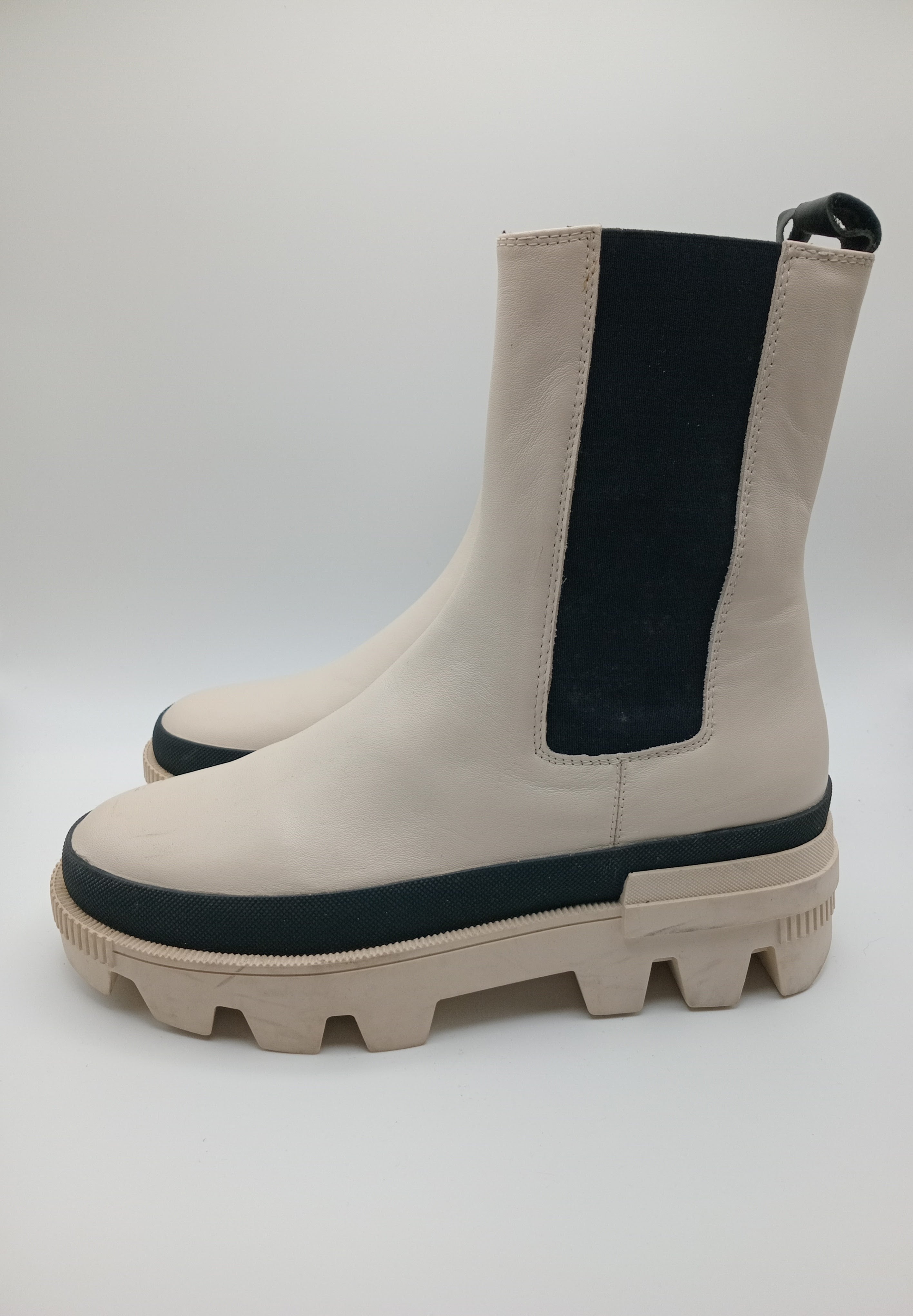 BOTA GALOCHAS BIBI LOU PRETO BRANCO COURO LISO TRATORADO