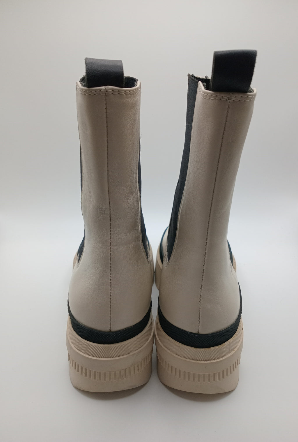 BOTA GALOCHAS BIBI LOU PRETO BRANCO COURO LISO TRATORADO