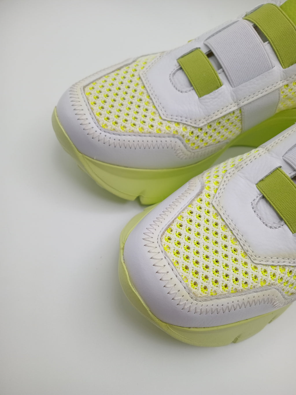 Sapatilhas Hispanitas Mulher Branco e Verde Limão Lima Neon; Ténis de Plataforma Casual em Pele com Malha Respirável; Calçado Confortável Sem Atacadores
