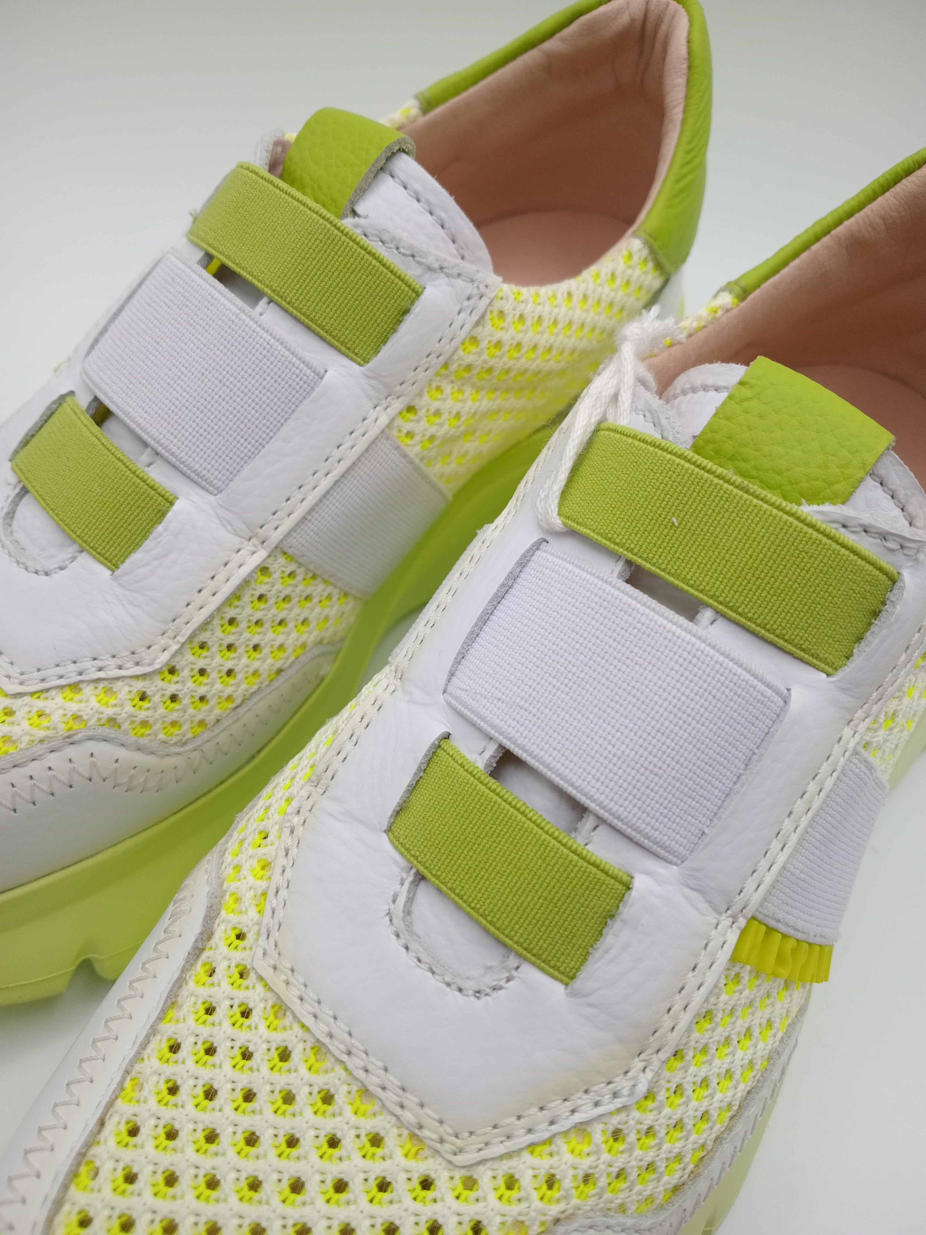 Sapatilhas Hispanitas Mulher Branco e Verde Limão Lima Neon; Ténis de Plataforma Casual em Pele com Malha Respirável; Calçado Confortável Sem Atacadores