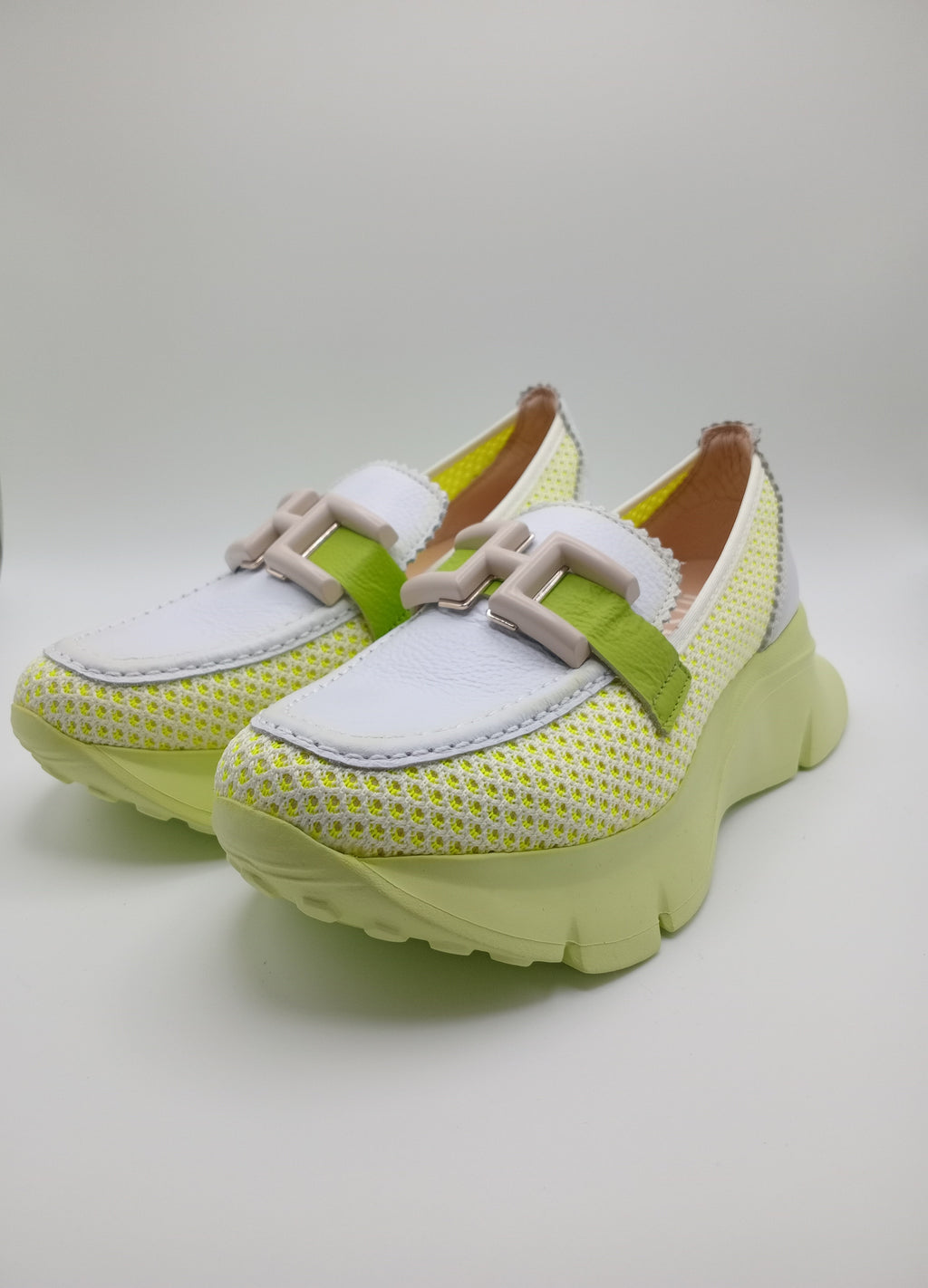 Mocassim Hispanitas Mulher Branco e Verde Lima; Sapatos Mocassins Desportivos de Plataforma em Pele com Malha Respirável e Fivela Confortáveis