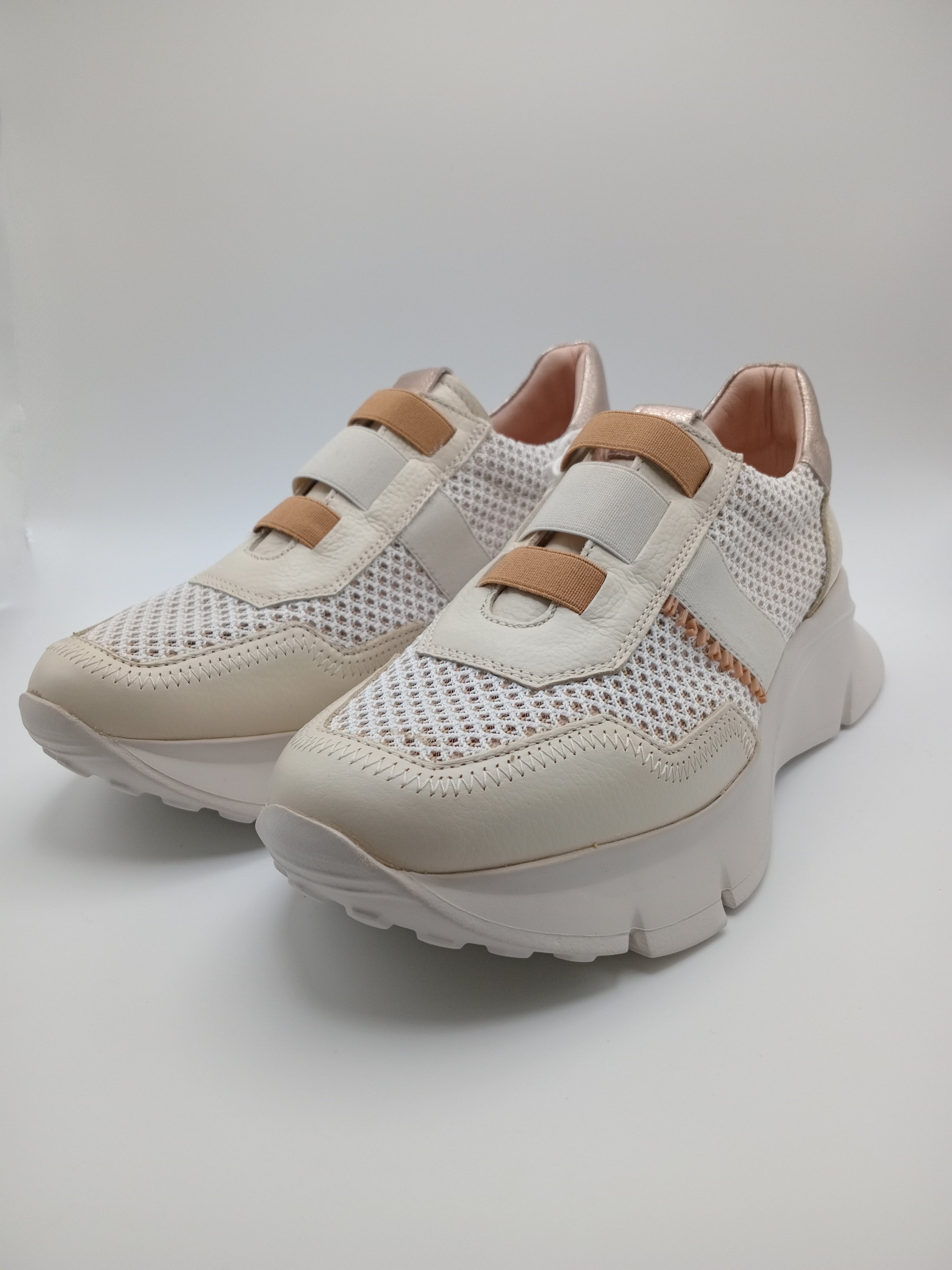 Sapatilhas Hispanitas Mulher Bege e Rose Gold; Ténis de Plataforma Casual em Pele com Malha Respirável; Calçado Confortável Sem Atacadores tiras Castanho Camel