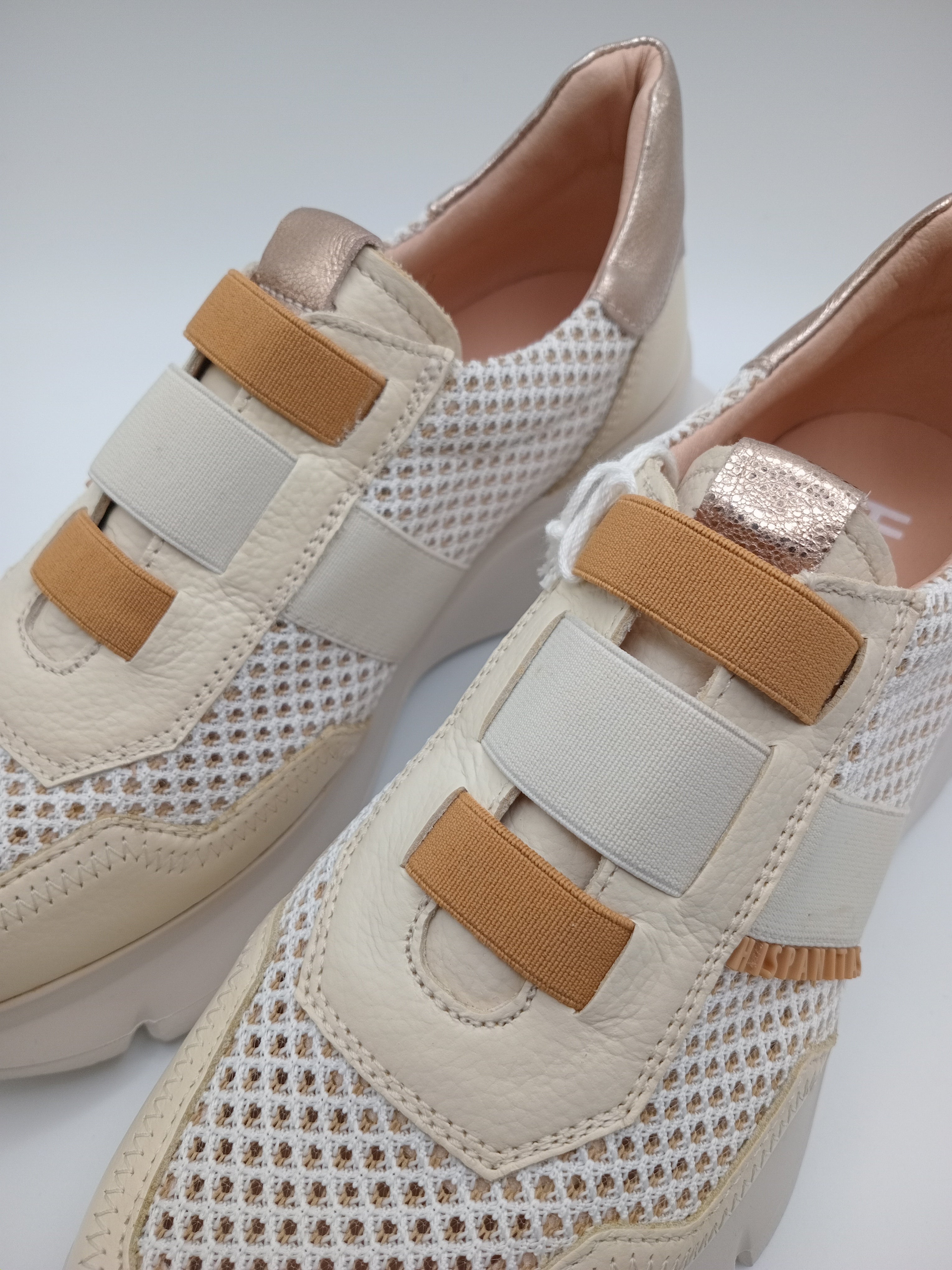 Sapatilhas Hispanitas Mulher Bege e Rose Gold; Ténis de Plataforma Casual em Pele com Malha Respirável; Calçado Confortável Sem Atacadores tiras Castanho Camel