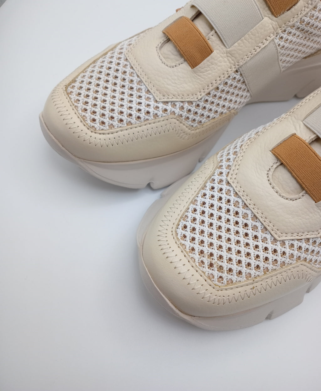 Sapatilhas Hispanitas Mulher Bege e Rose Gold; Ténis de Plataforma Casual em Pele com Malha Respirável; Calçado Confortável Sem Atacadores tiras Castanho Camel