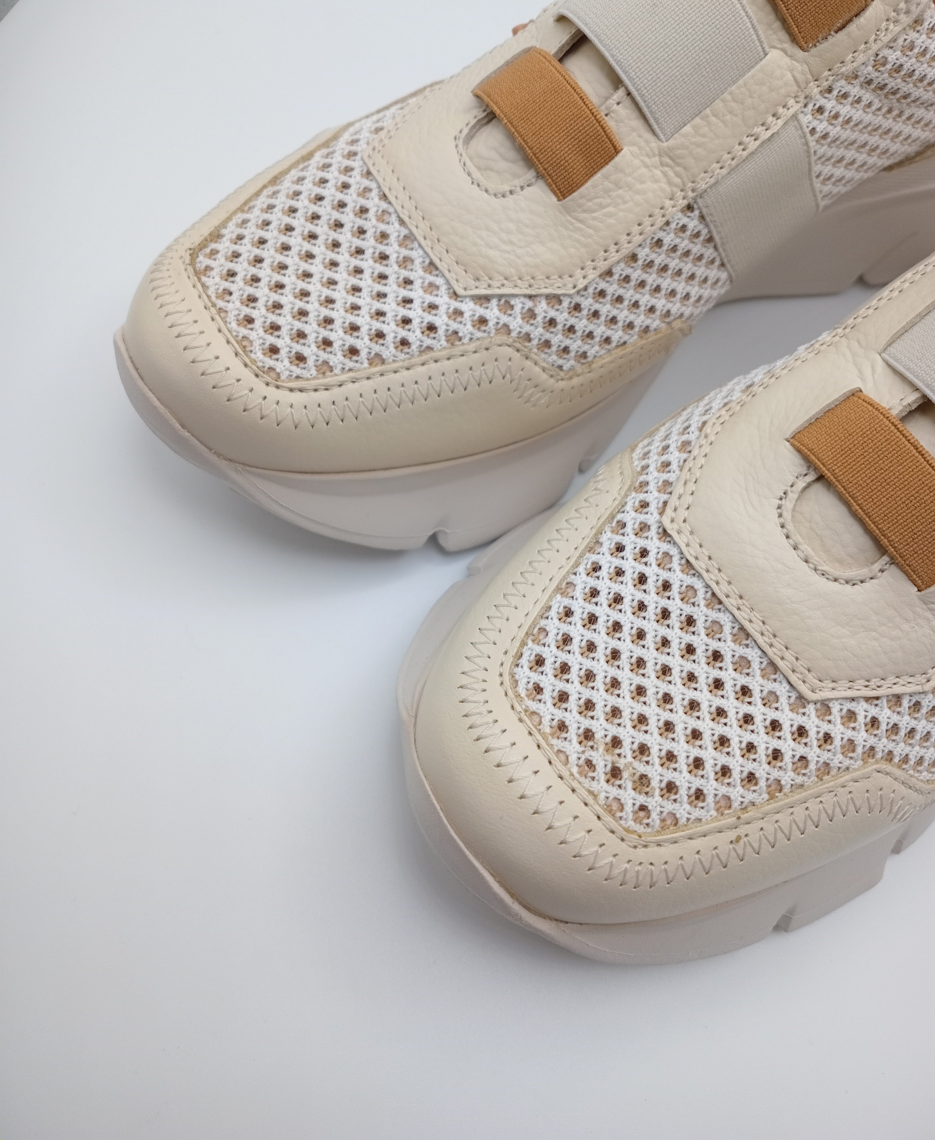 Sapatilhas Hispanitas Mulher Bege e Rose Gold; Ténis de Plataforma Casual em Pele com Malha Respirável; Calçado Confortável Sem Atacadores tiras Castanho Camel