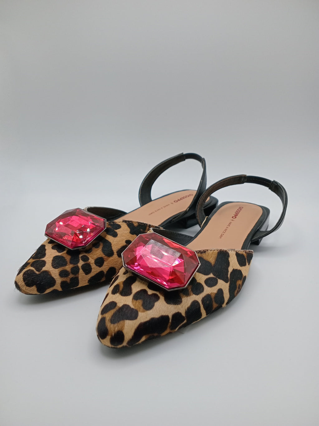 SABRINA MULLET GIOSEPPO ONÇA ANIMAL PRINT COURO APLICAÇÃO PEDRA DIAMANTE ROSA