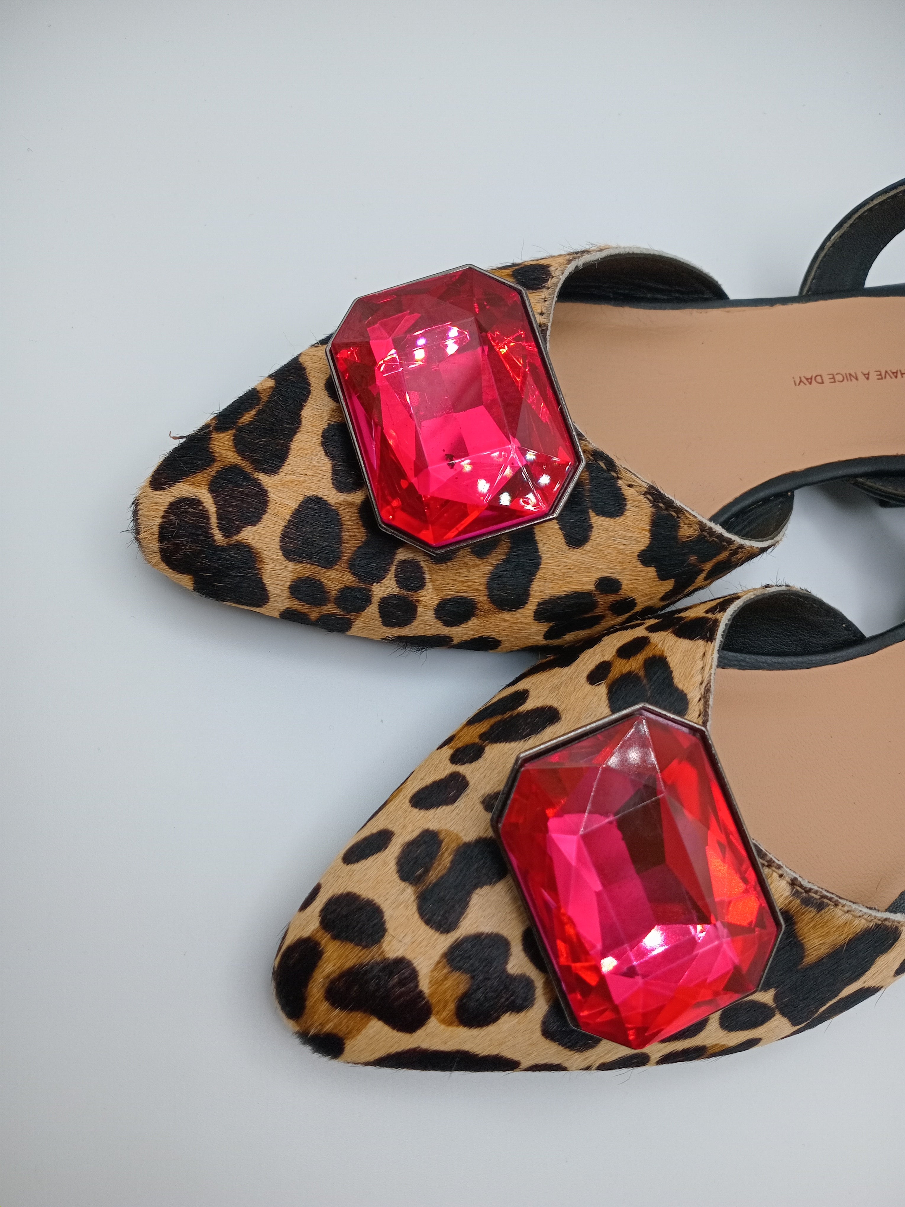 SABRINA MULLET GIOSEPPO ONÇA ANIMAL PRINT COURO APLICAÇÃO PEDRA DIAMANTE ROSA