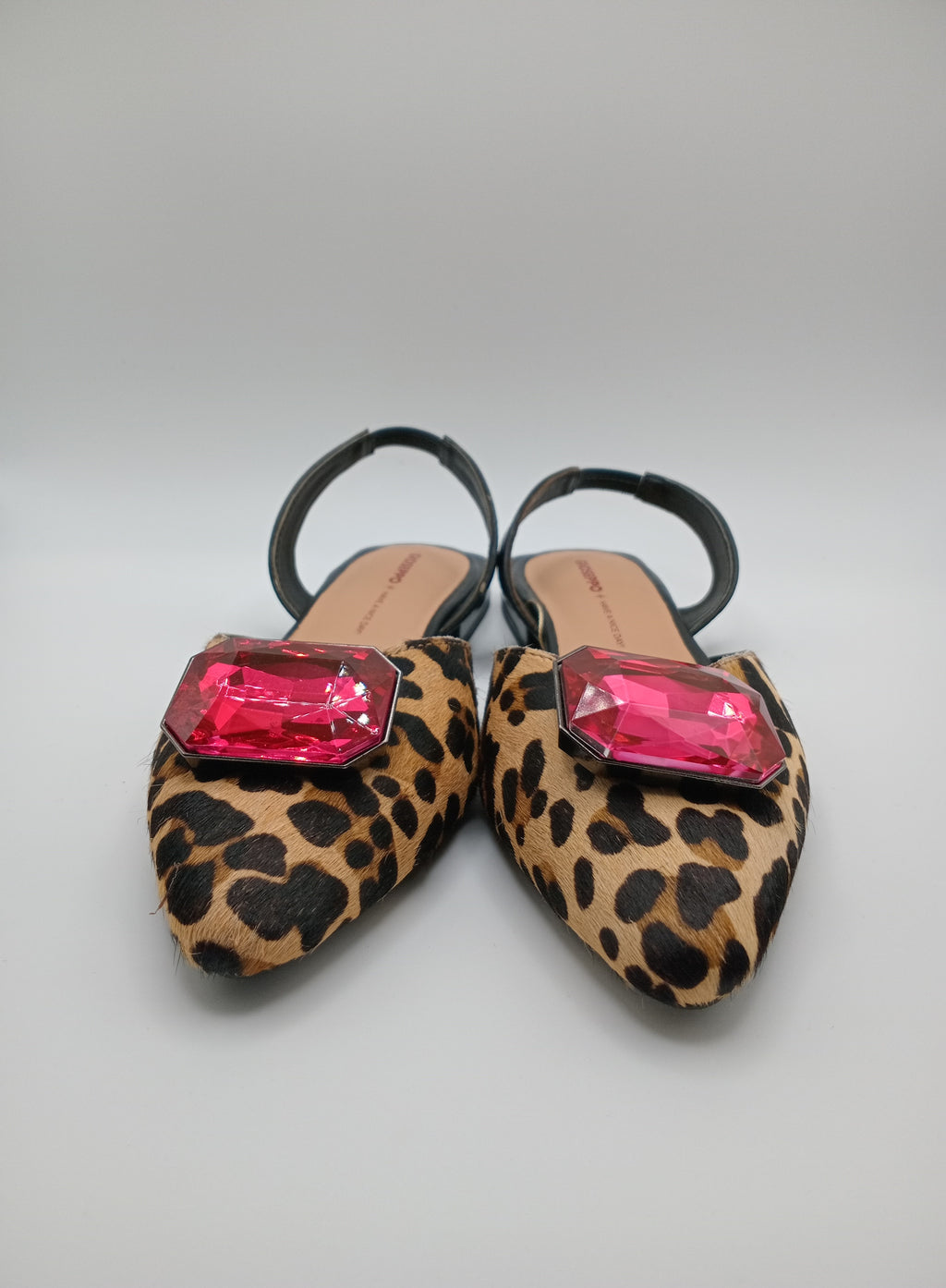 SABRINA MULLET GIOSEPPO ONÇA ANIMAL PRINT COURO APLICAÇÃO PEDRA DIAMANTE ROSA