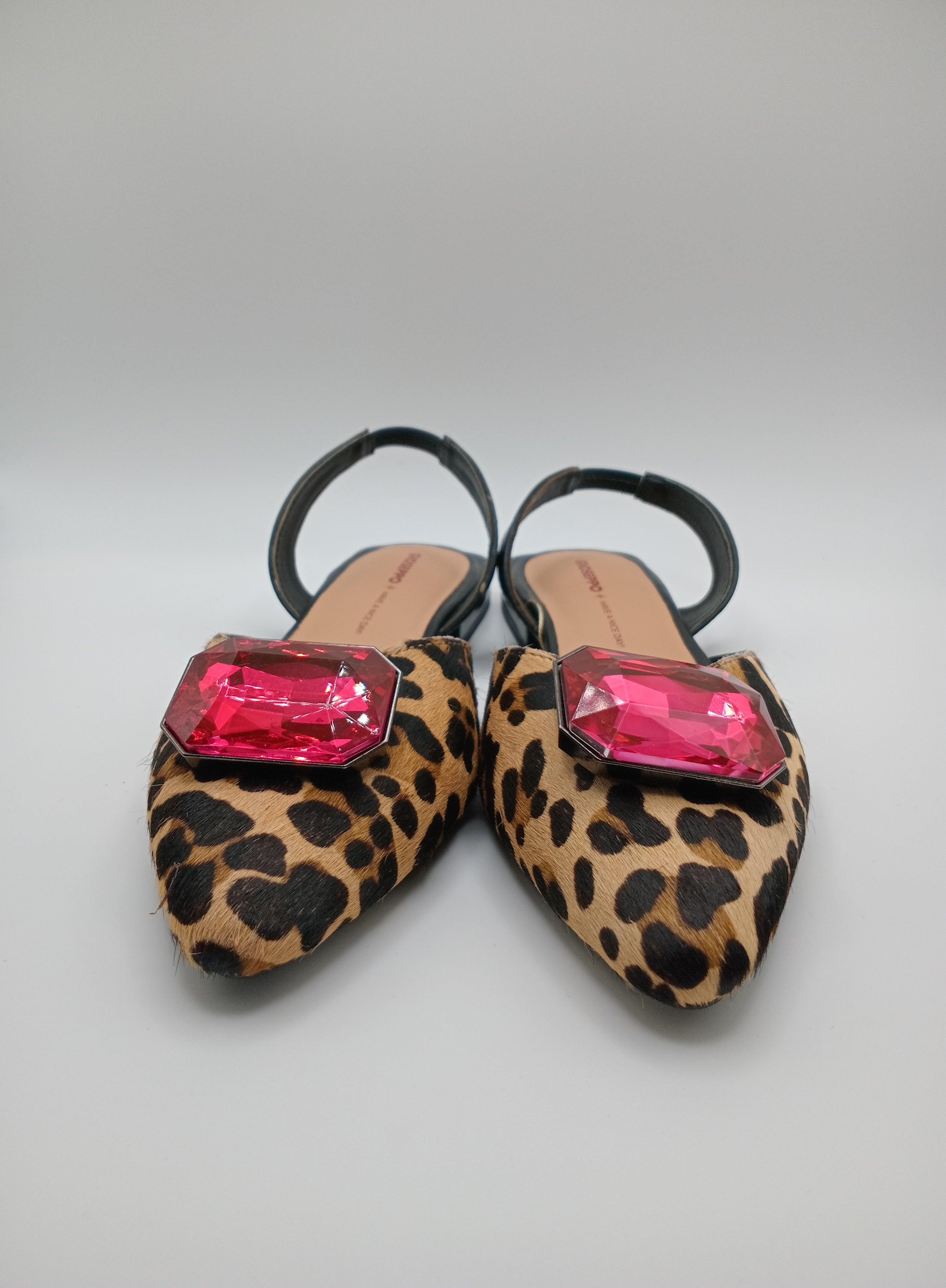 SABRINA MULLET GIOSEPPO ONÇA ANIMAL PRINT COURO APLICAÇÃO PEDRA DIAMANTE ROSA