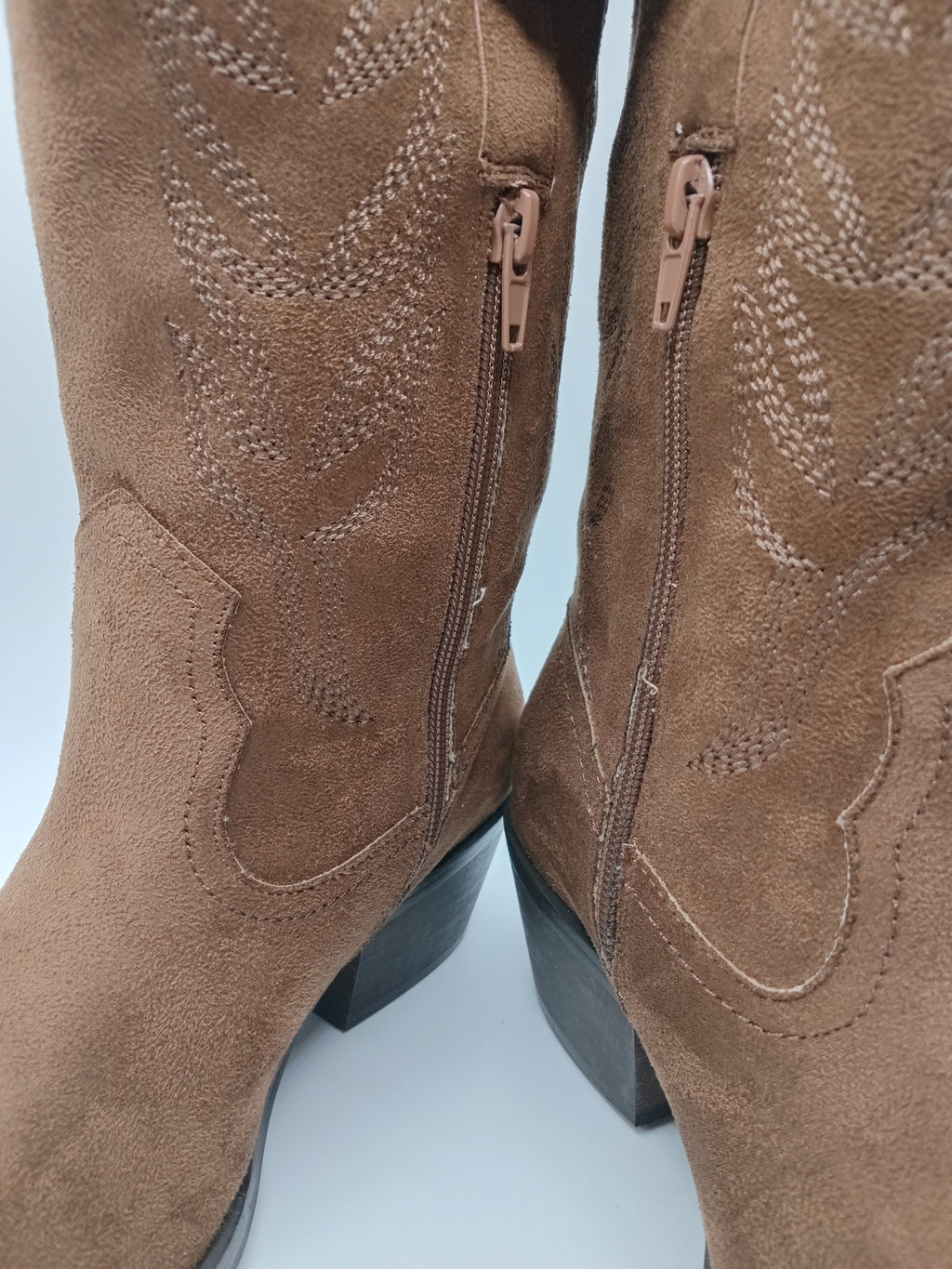 BOTA COWGIRL CORINA CASTANHO ECO PELE BORDADO BICUDO ZIPER
