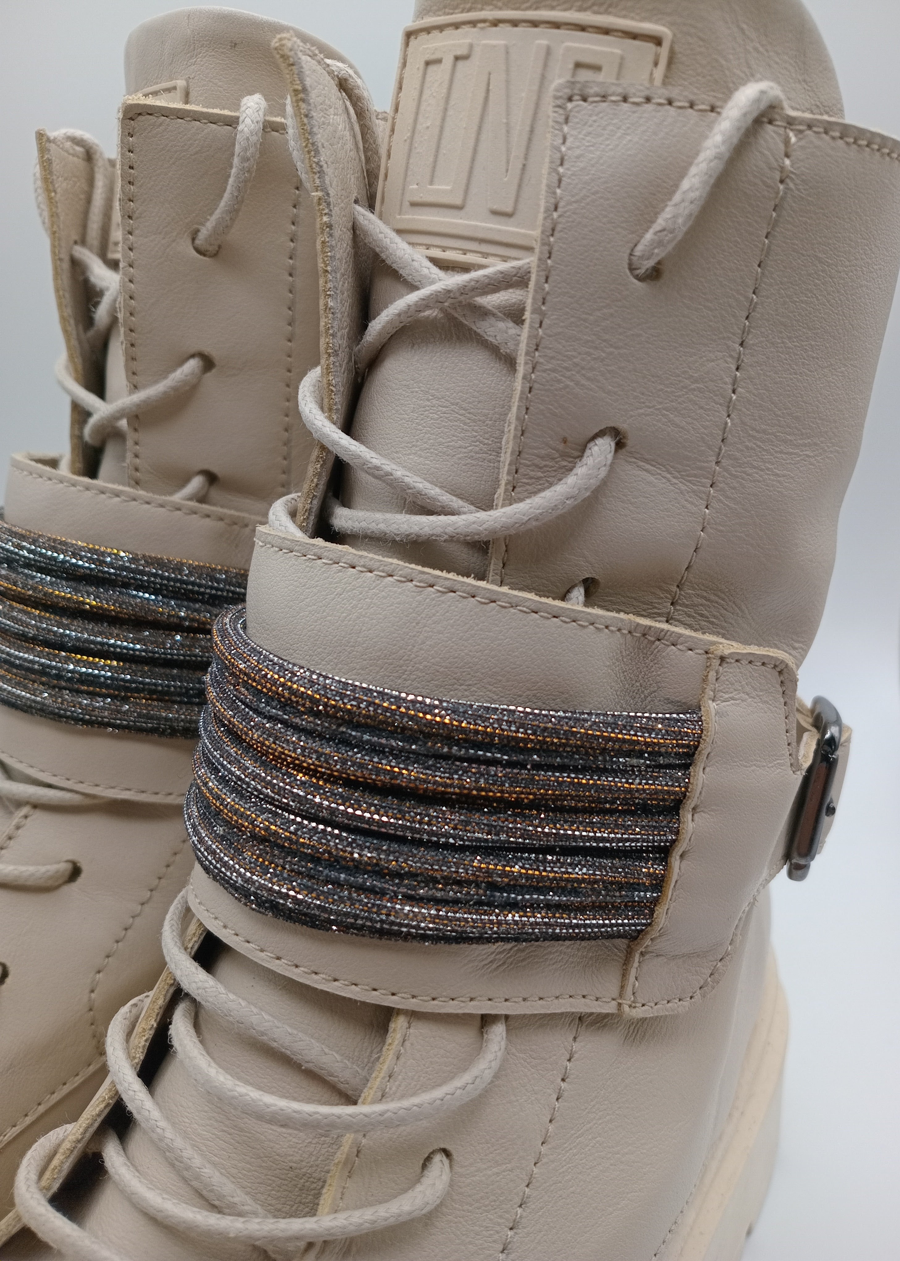 BOTA COTURNO IN•NOVE TIRA BRILHO LOGO 3D ALTO RELEVO ZIPER