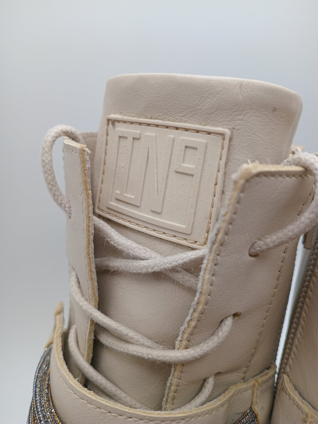 BOTA COTURNO IN•NOVE TIRA BRILHO LOGO 3D ALTO RELEVO ZIPER