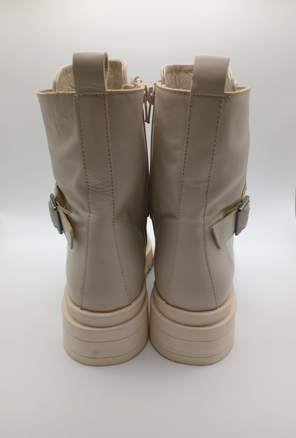 BOTA COTURNO IN•NOVE TIRA BRILHO LOGO 3D ALTO RELEVO ZIPER