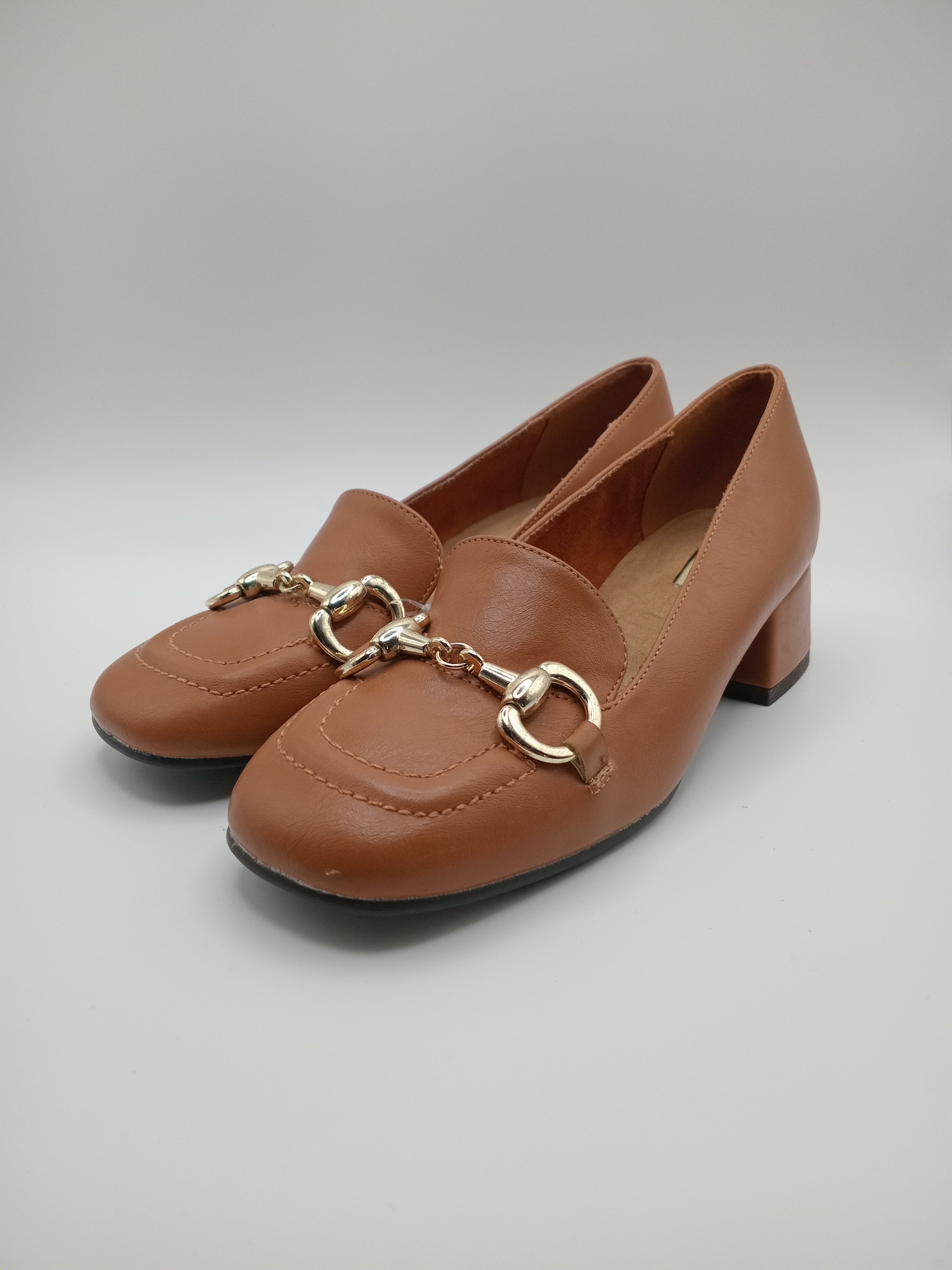 MOCASSIM SALTO CORINA CASTANHO ECO PELE APLICAÇÃO DOURADA