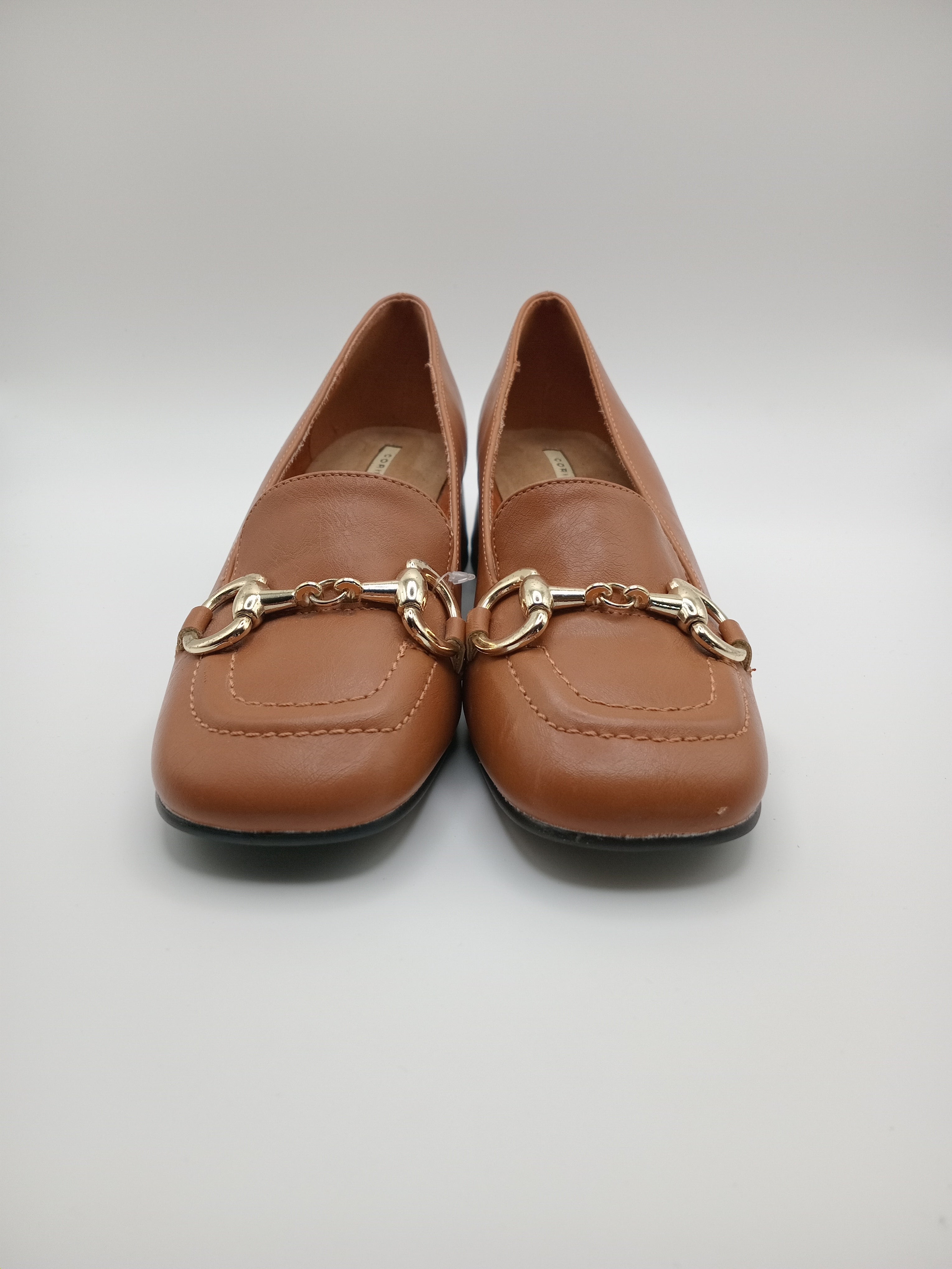 MOCASSIM SALTO CORINA CASTANHO ECO PELE APLICAÇÃO DOURADA