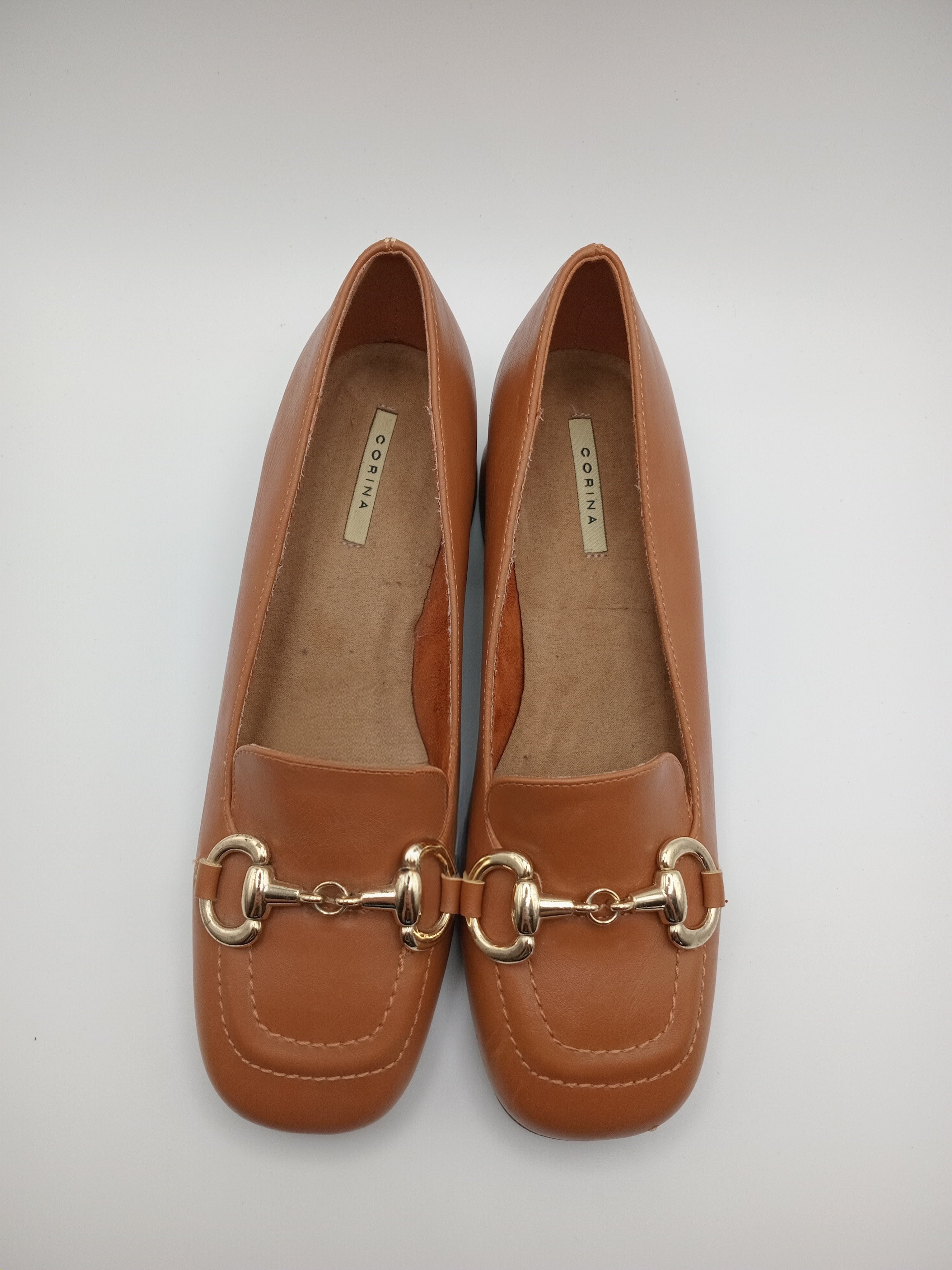 MOCASSIM SALTO CORINA CASTANHO ECO PELE APLICAÇÃO DOURADA