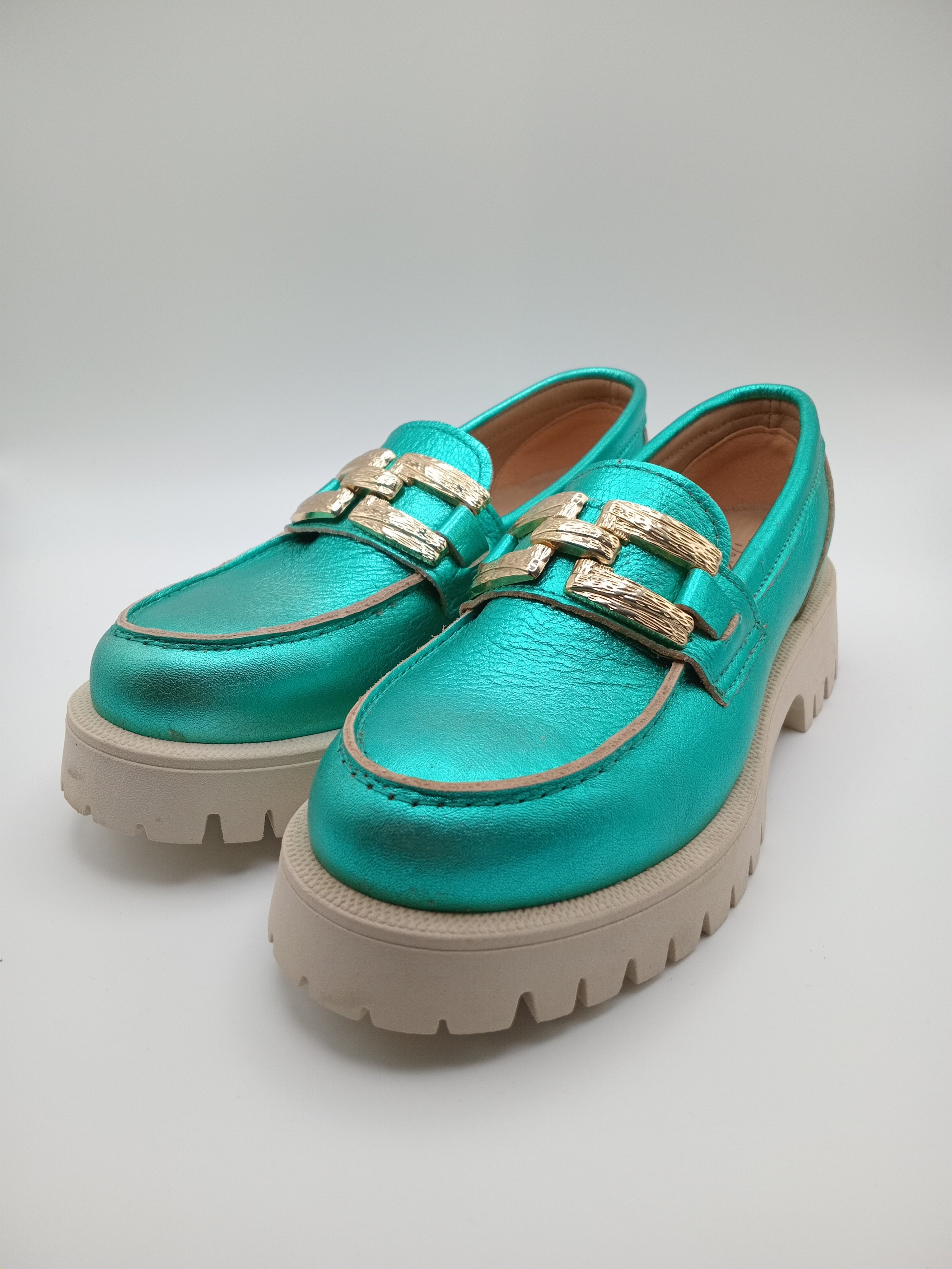 MOCASSIM TRATORADO DRAKART GOLD VERDE ÁGUA COURO APLICAÇÃO DOURADA