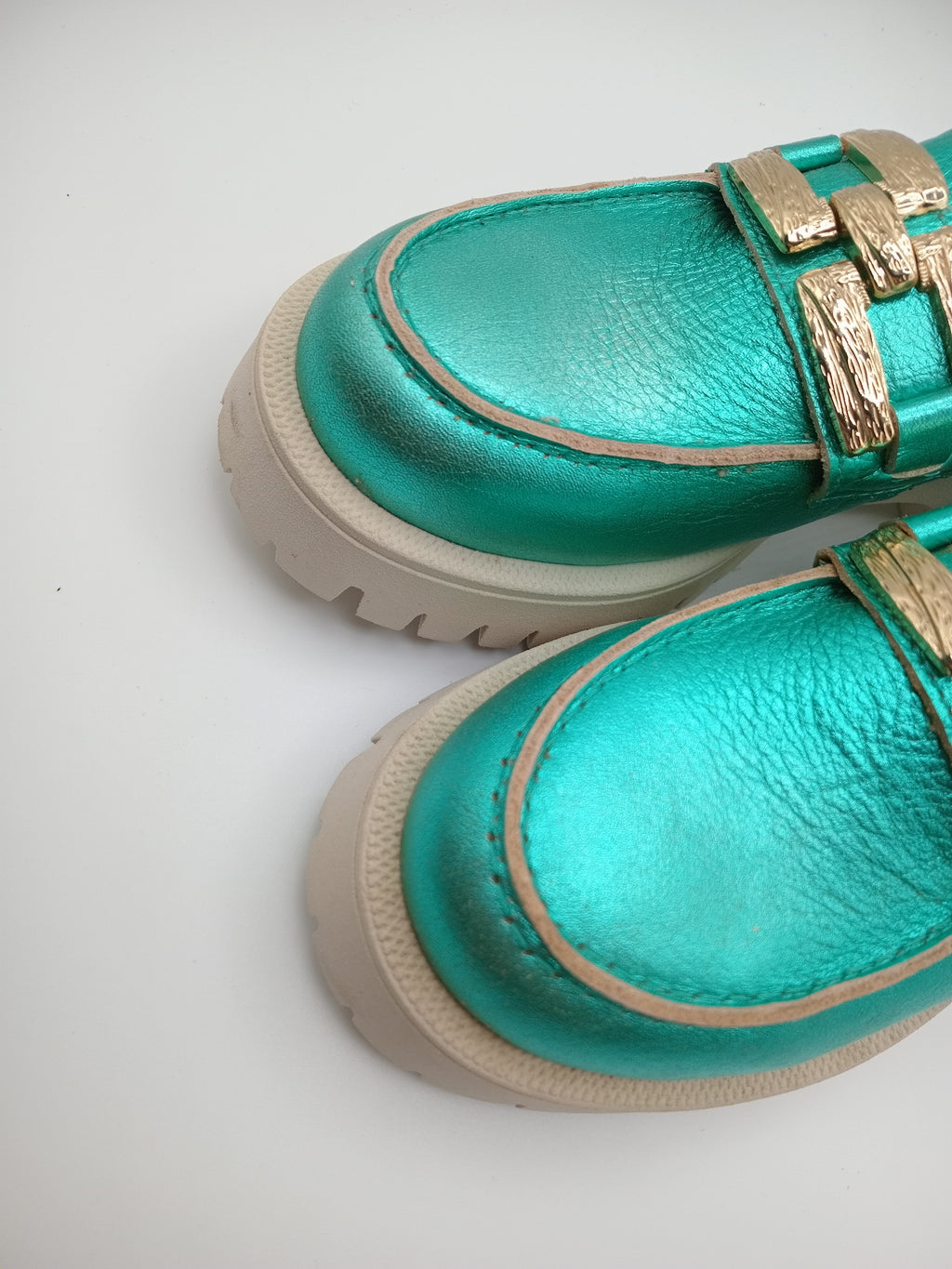 MOCASSIM TRATORADO DRAKART GOLD VERDE ÁGUA COURO APLICAÇÃO DOURADA