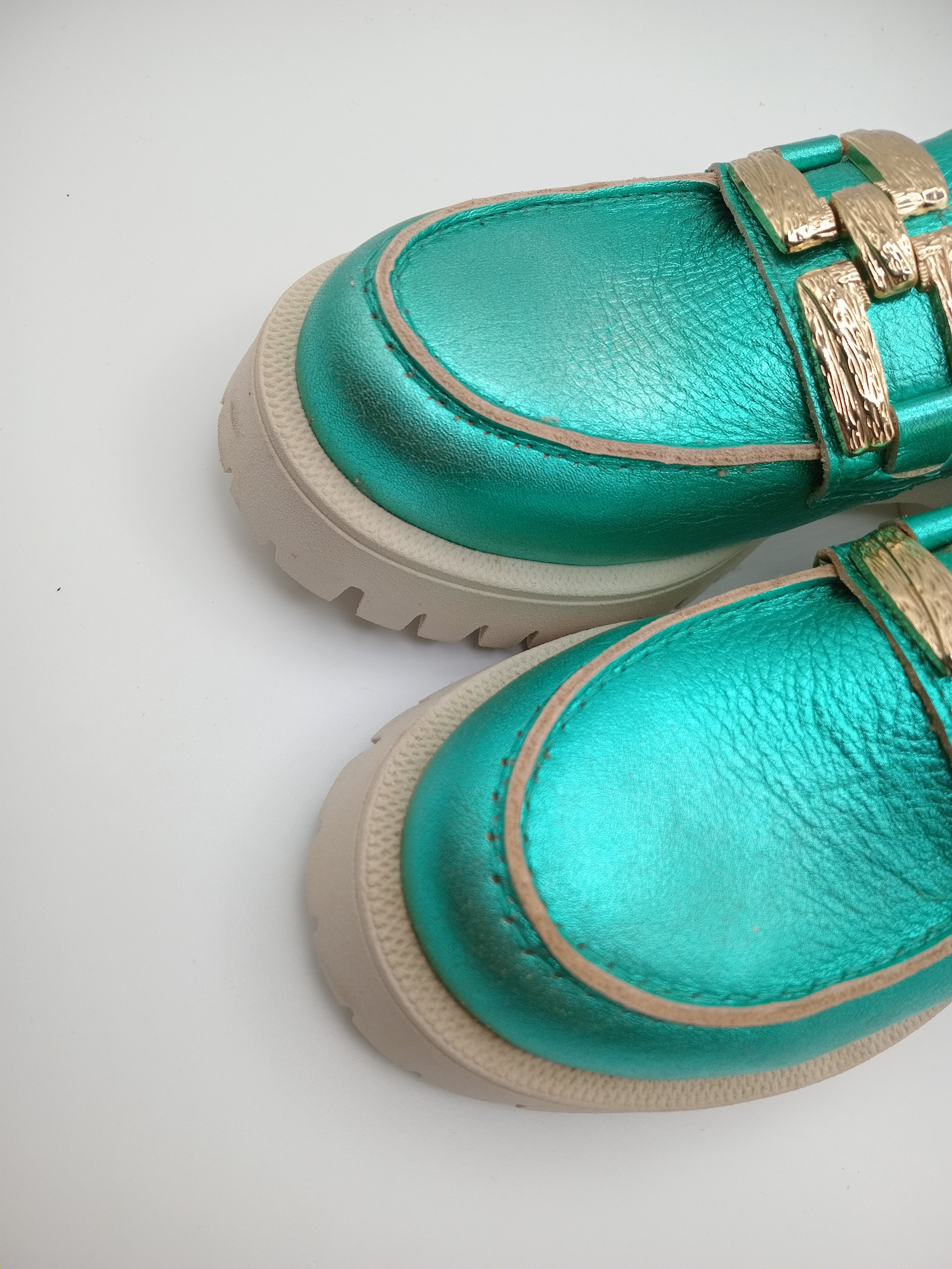 MOCASSIM TRATORADO DRAKART GOLD VERDE ÁGUA COURO APLICAÇÃO DOURADA