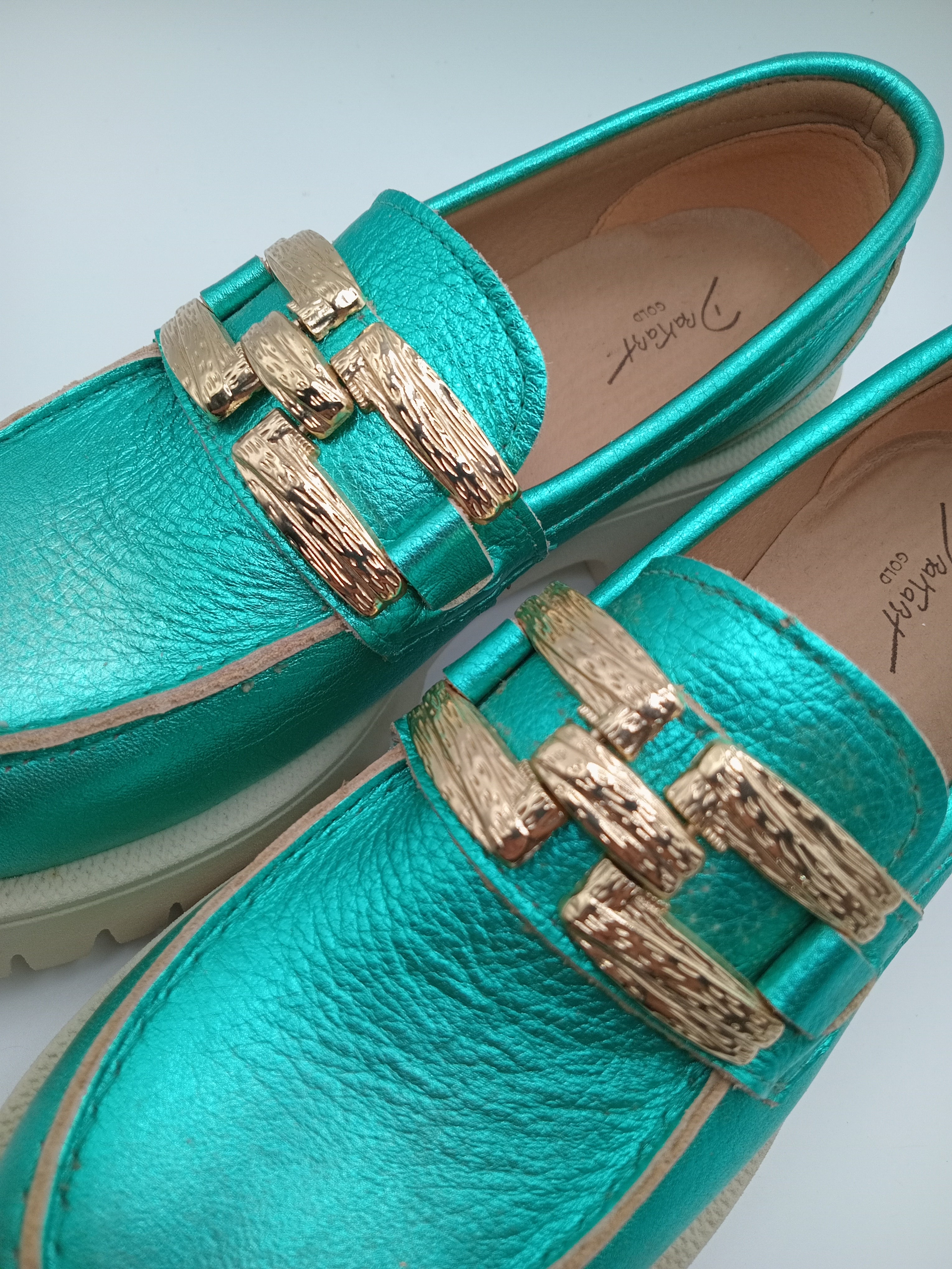 MOCASSIM TRATORADO DRAKART GOLD VERDE ÁGUA COURO APLICAÇÃO DOURADA