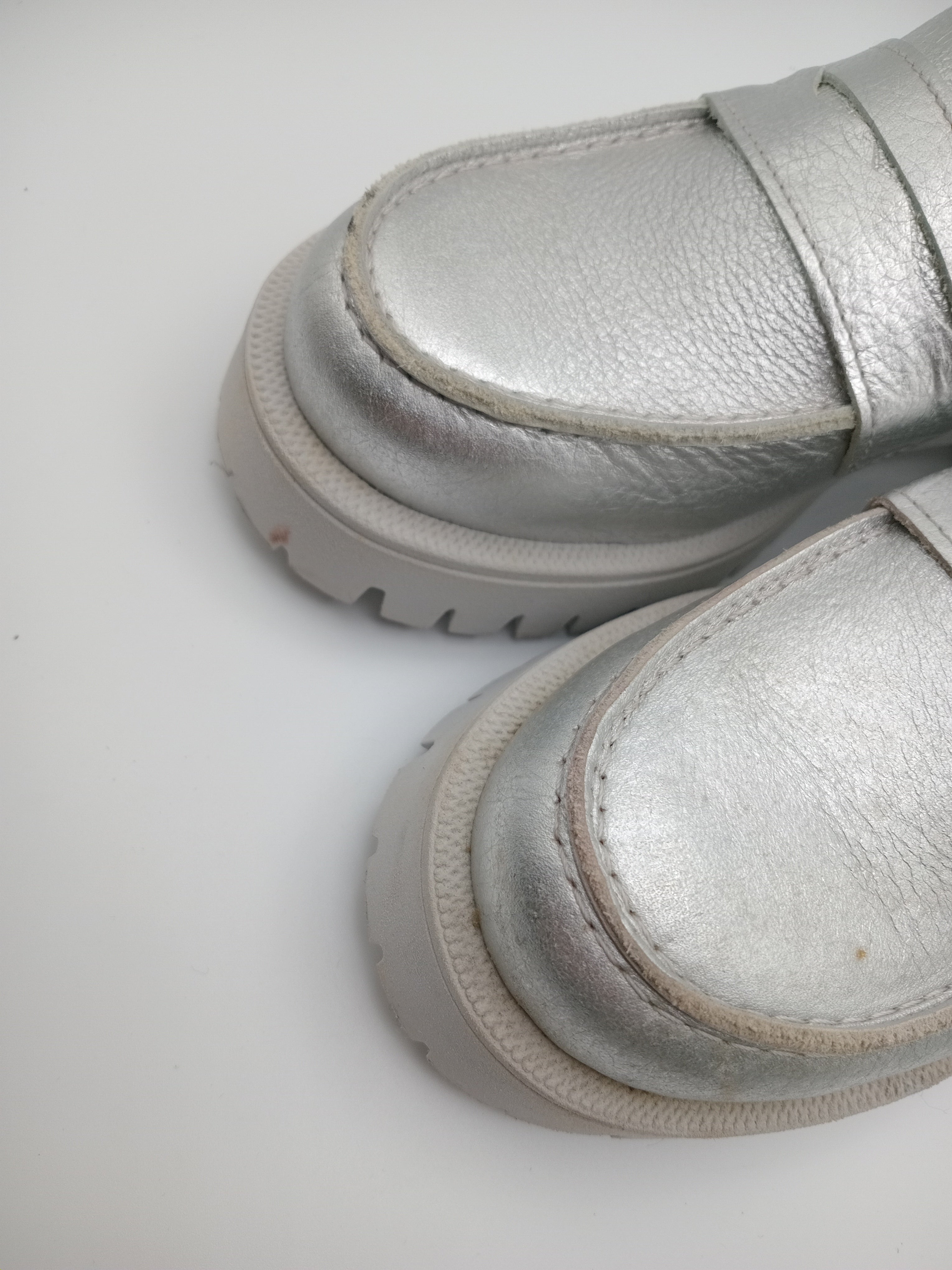 MOCASSIM TRATORADO DRAKART GOLD PRATA COURO LISO