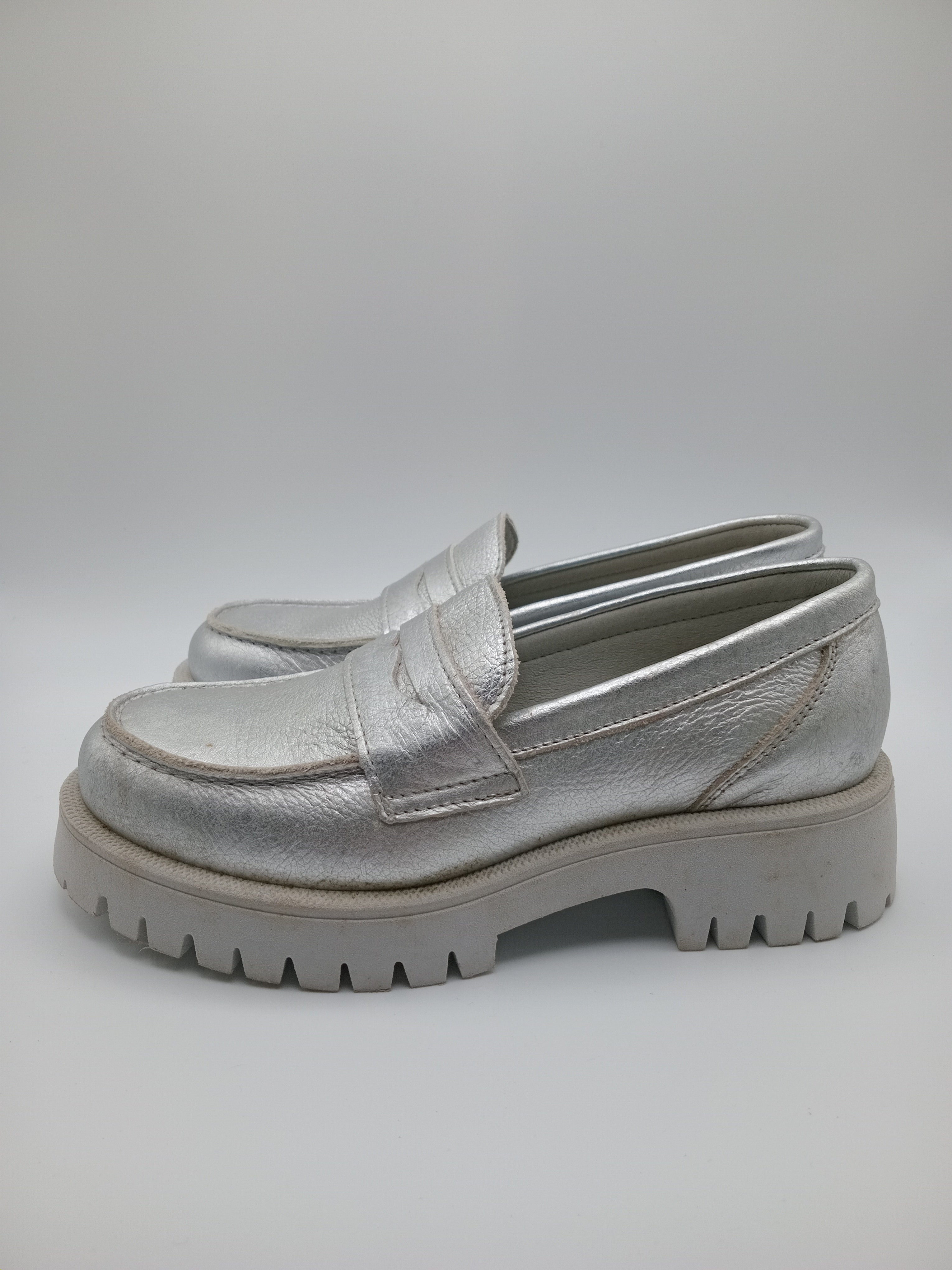 MOCASSIM TRATORADO DRAKART GOLD PRATA COURO LISO