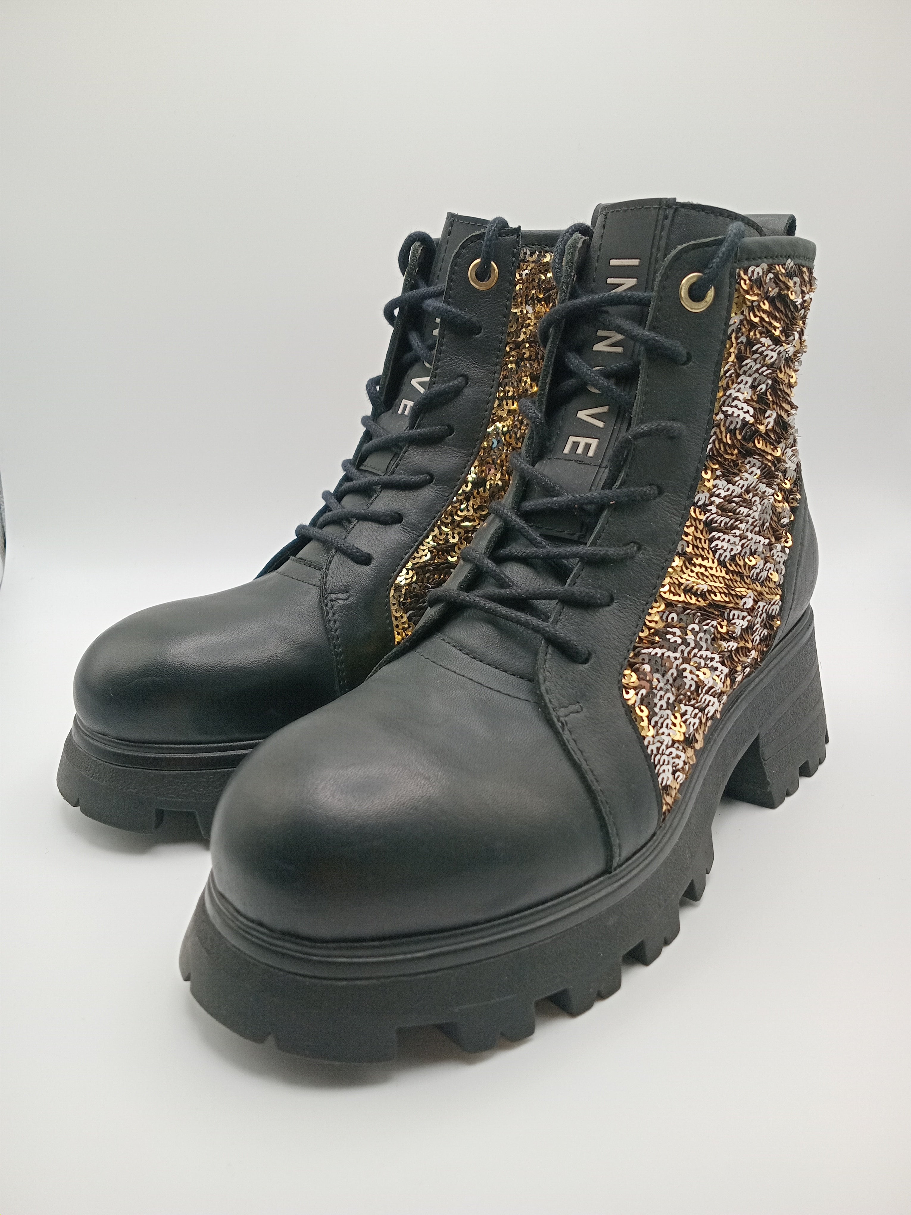 BOTA COTURNO IN•NOVE PRETO COURO LANTEJOULAS BRILHO DOURADO