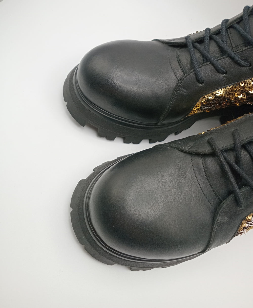 BOTA COTURNO IN•NOVE PRETO COURO LANTEJOULAS BRILHO DOURADO