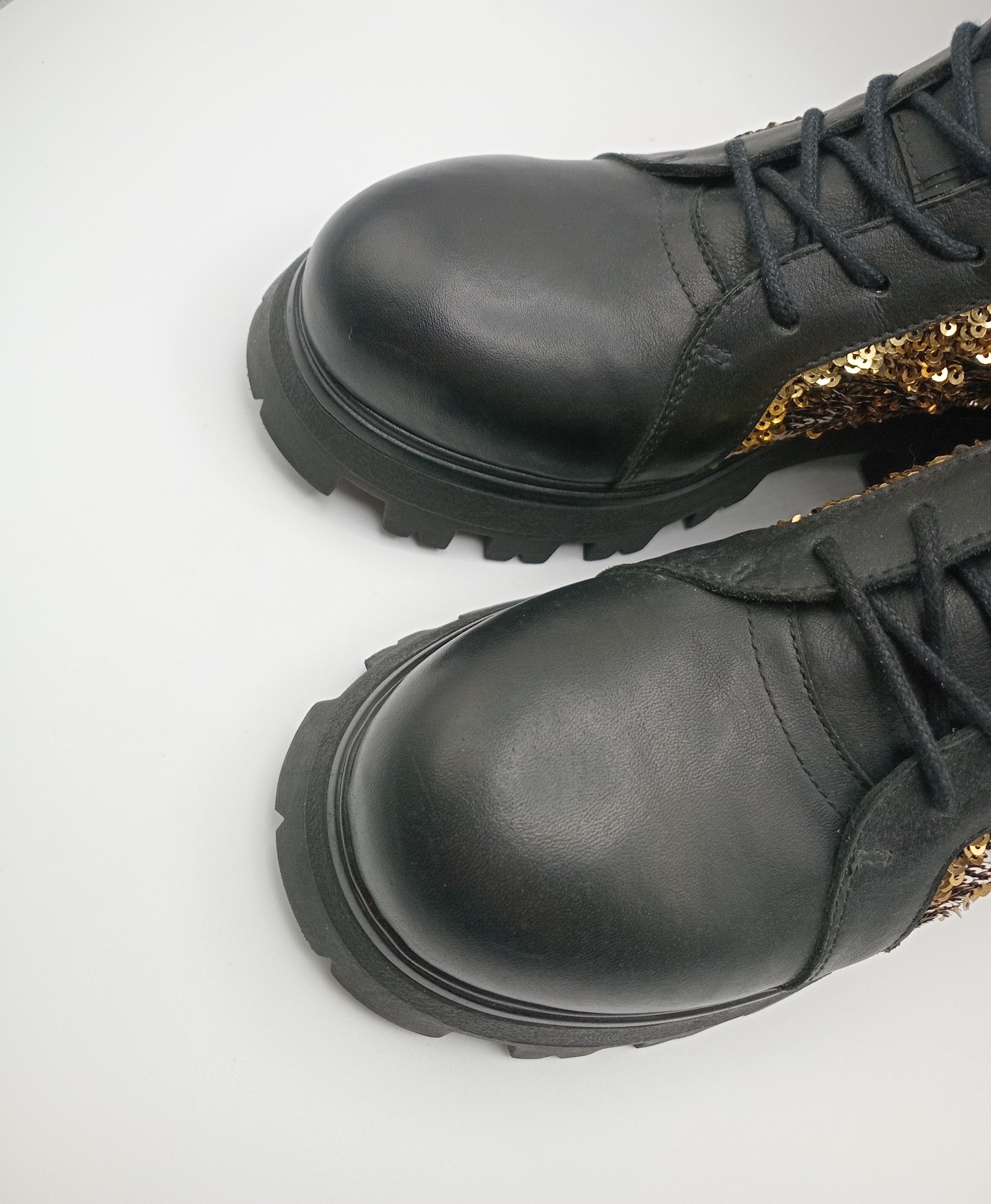 BOTA COTURNO IN•NOVE PRETO COURO LANTEJOULAS BRILHO DOURADO
