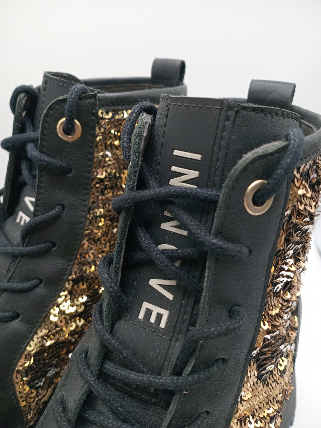 BOTA COTURNO IN•NOVE PRETO COURO LANTEJOULAS BRILHO DOURADO