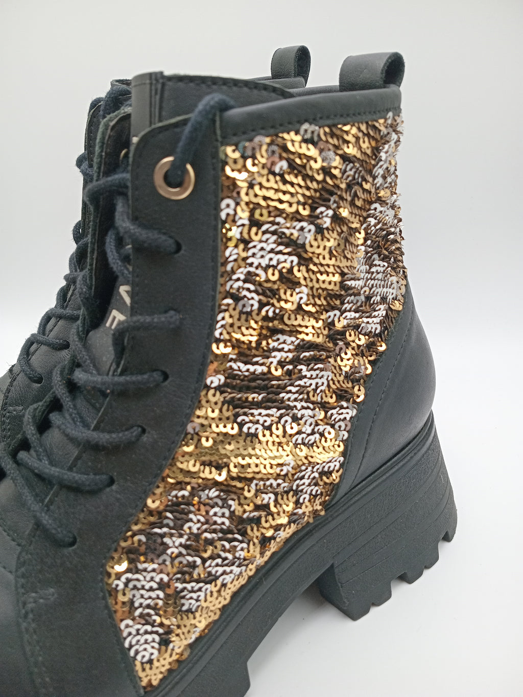 BOTA COTURNO IN•NOVE PRETO COURO LANTEJOULAS BRILHO DOURADO
