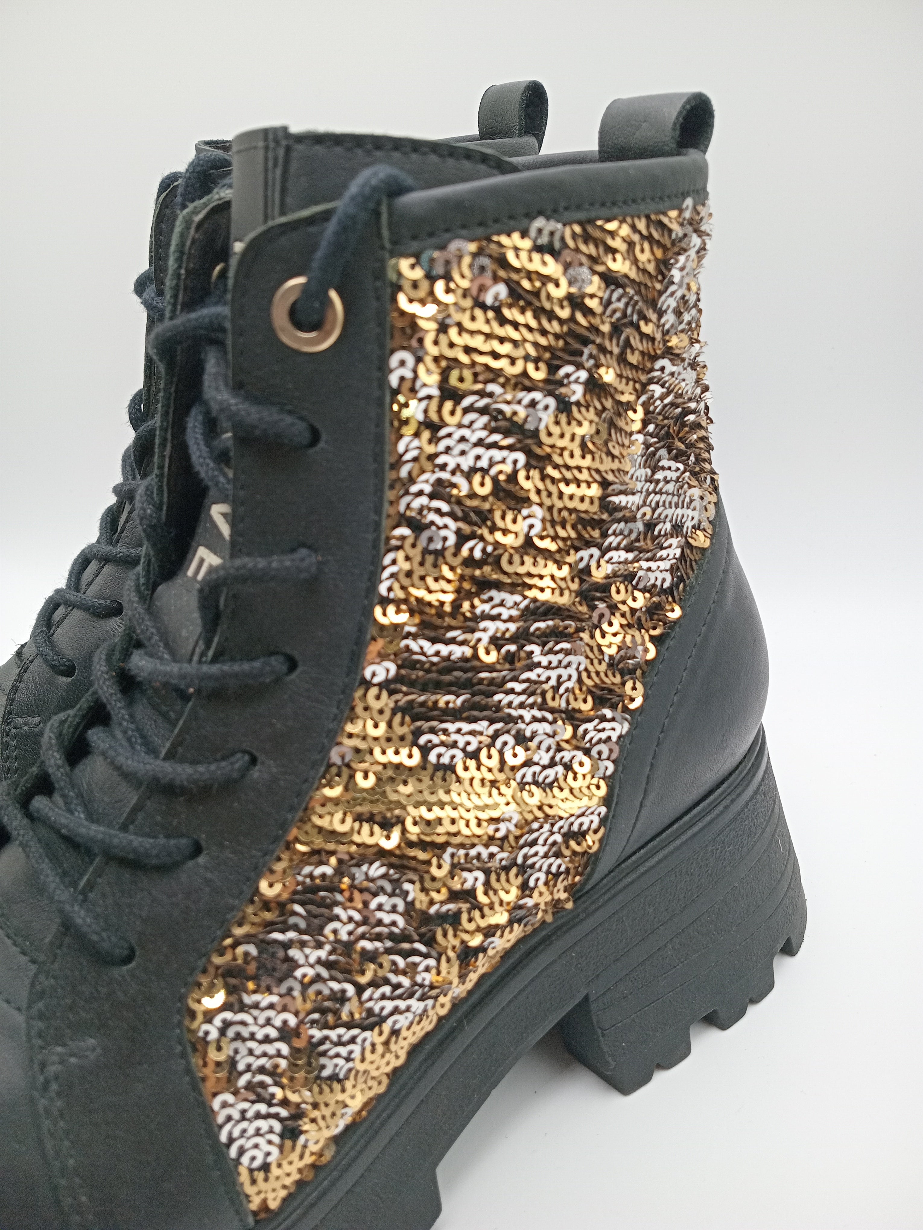 BOTA COTURNO IN•NOVE PRETO COURO LANTEJOULAS BRILHO DOURADO