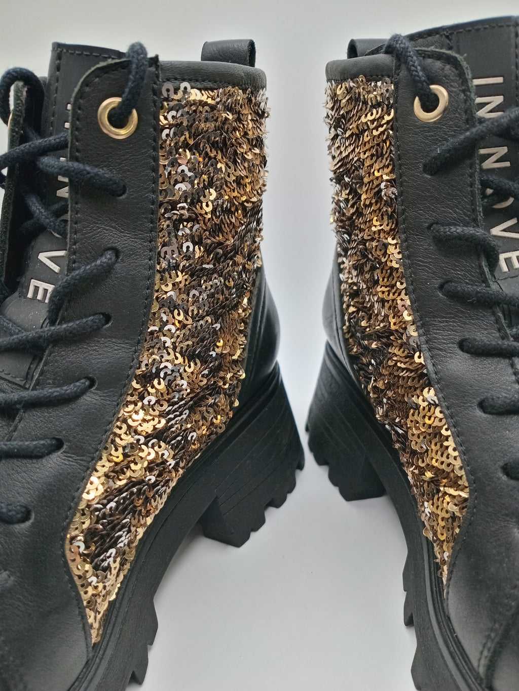 BOTA COTURNO IN•NOVE PRETO COURO LANTEJOULAS BRILHO DOURADO