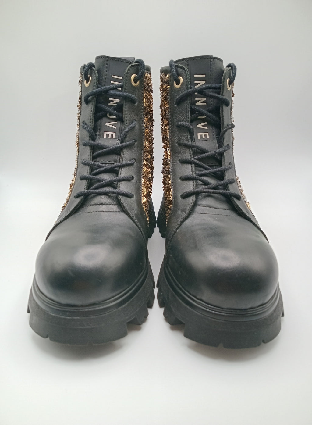 BOTA COTURNO IN•NOVE PRETO COURO LANTEJOULAS BRILHO DOURADO