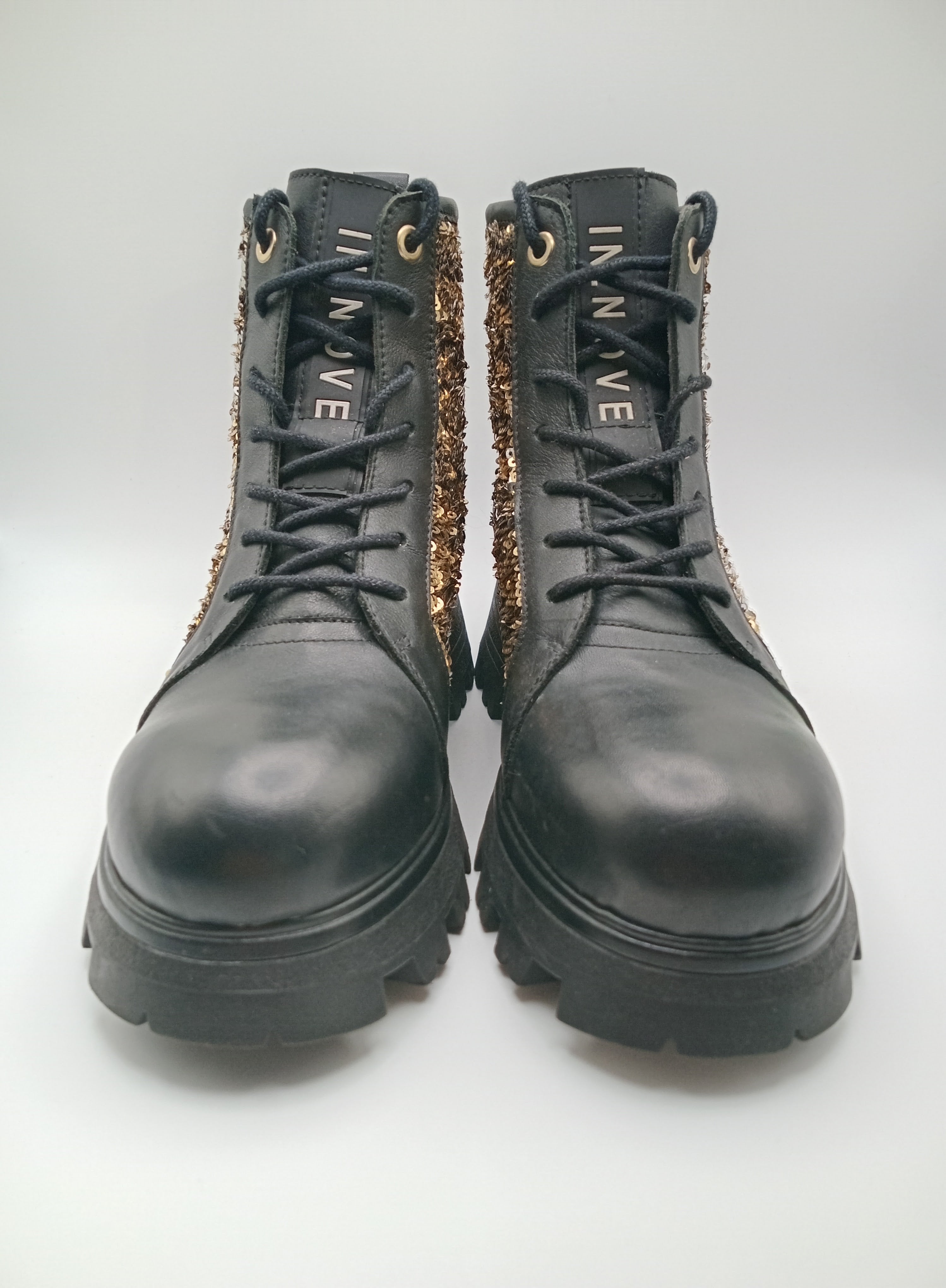 BOTA COTURNO IN•NOVE PRETO COURO LANTEJOULAS BRILHO DOURADO