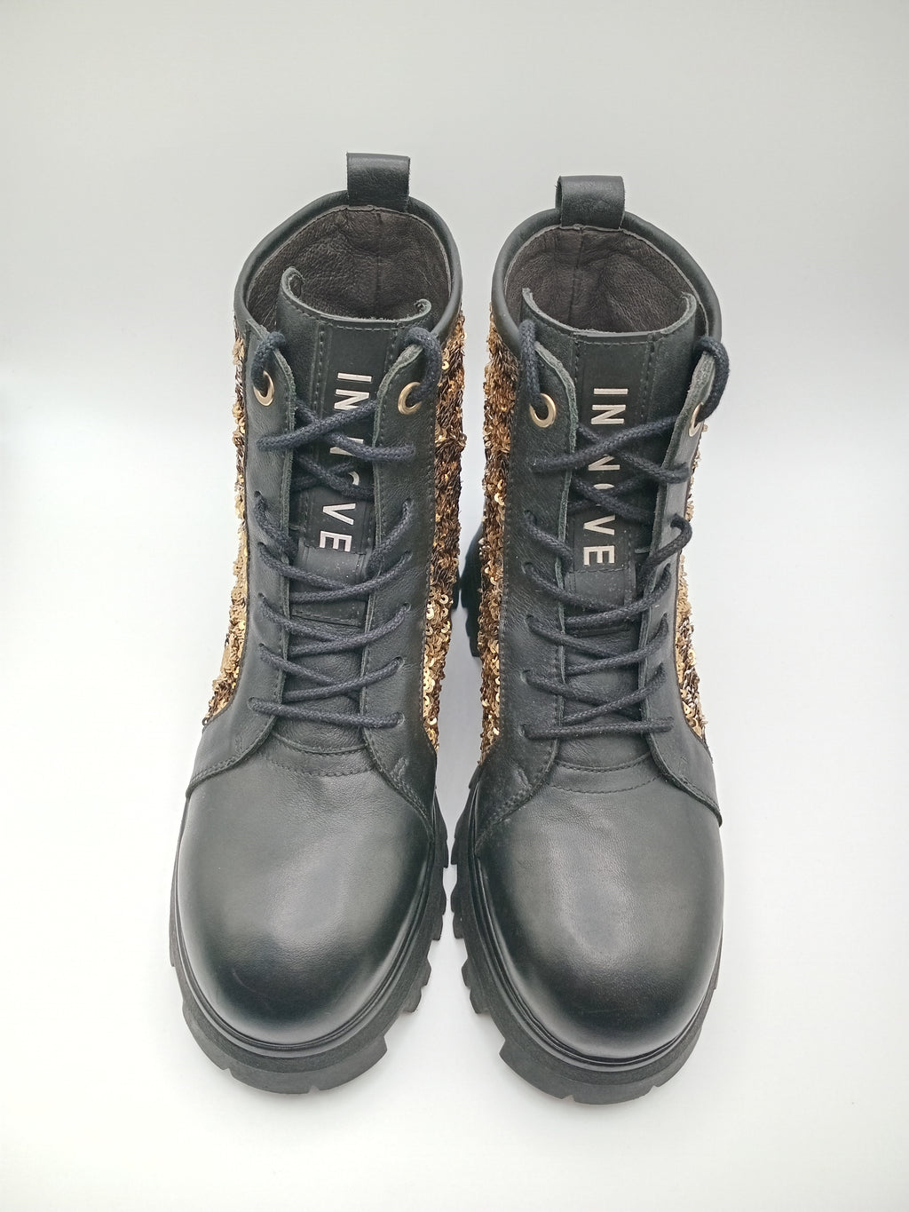 BOTA COTURNO IN•NOVE PRETO COURO LANTEJOULAS BRILHO DOURADO