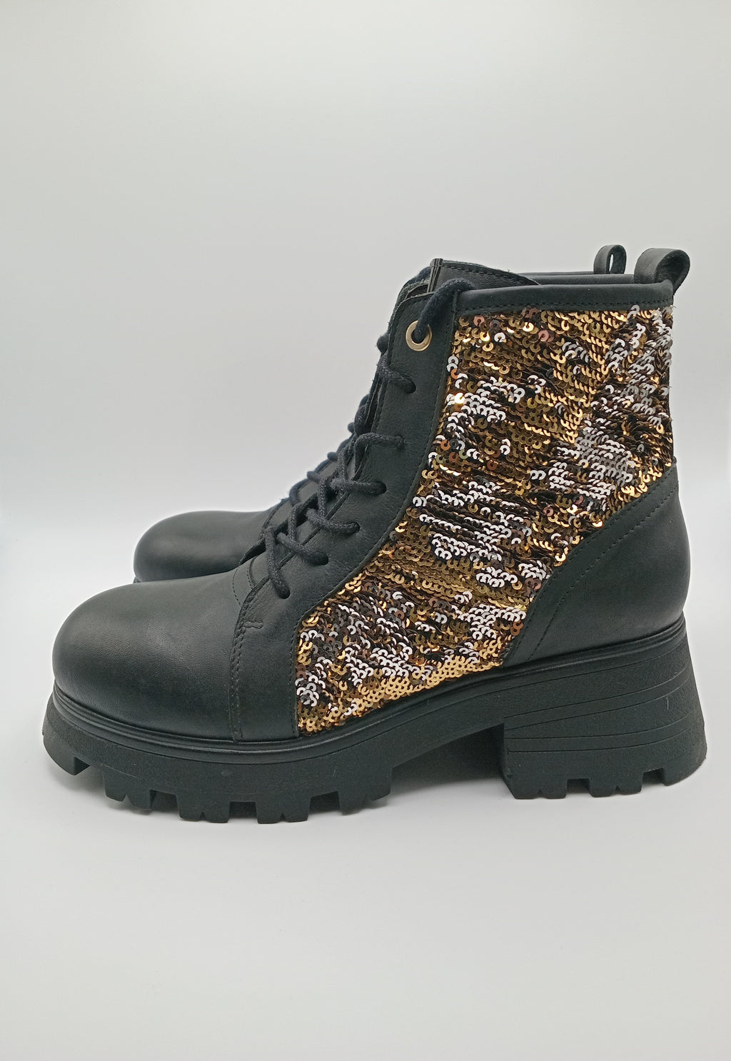 BOTA COTURNO IN•NOVE PRETO COURO LANTEJOULAS BRILHO DOURADO