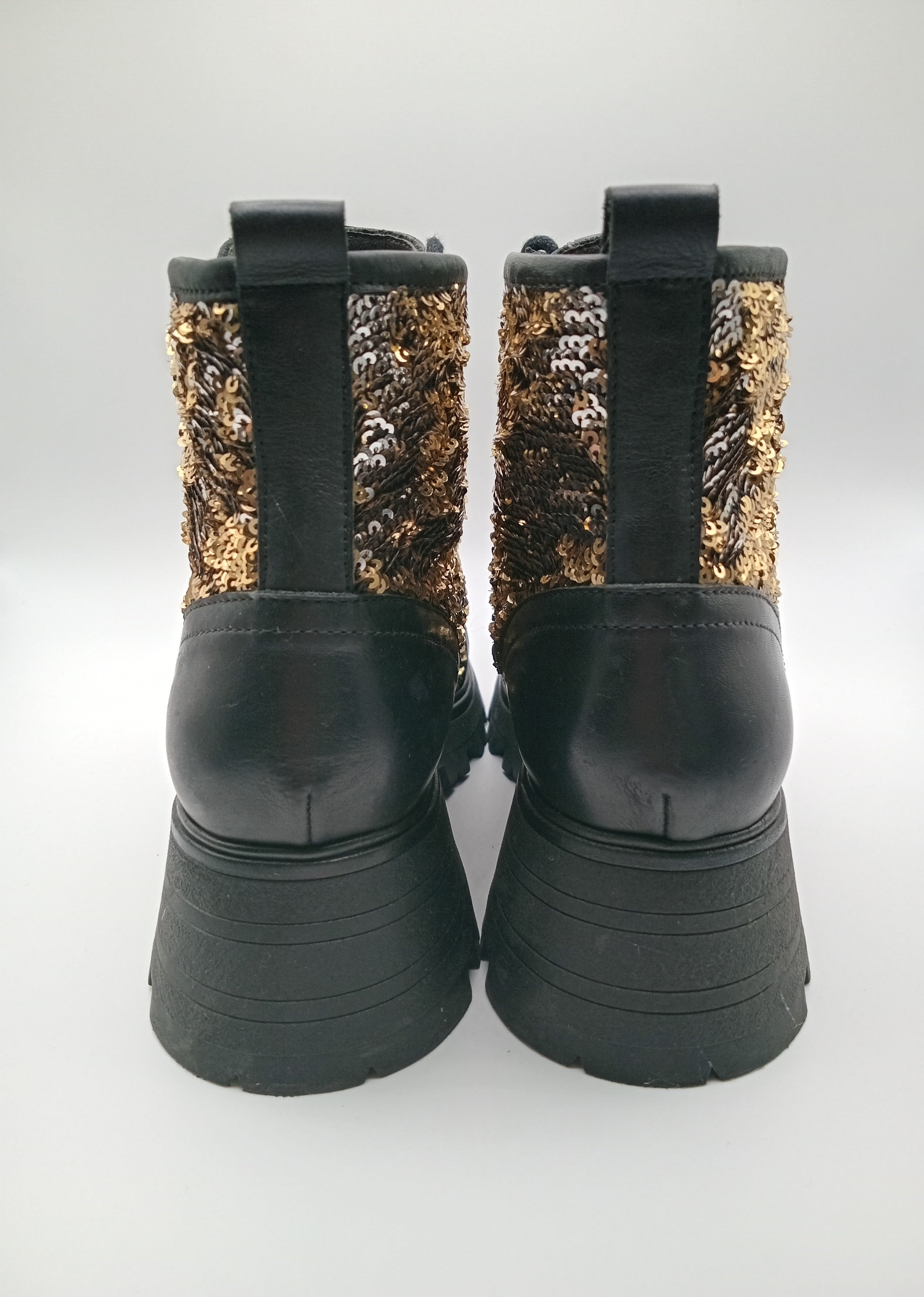 BOTA COTURNO IN•NOVE PRETO COURO LANTEJOULAS BRILHO DOURADO