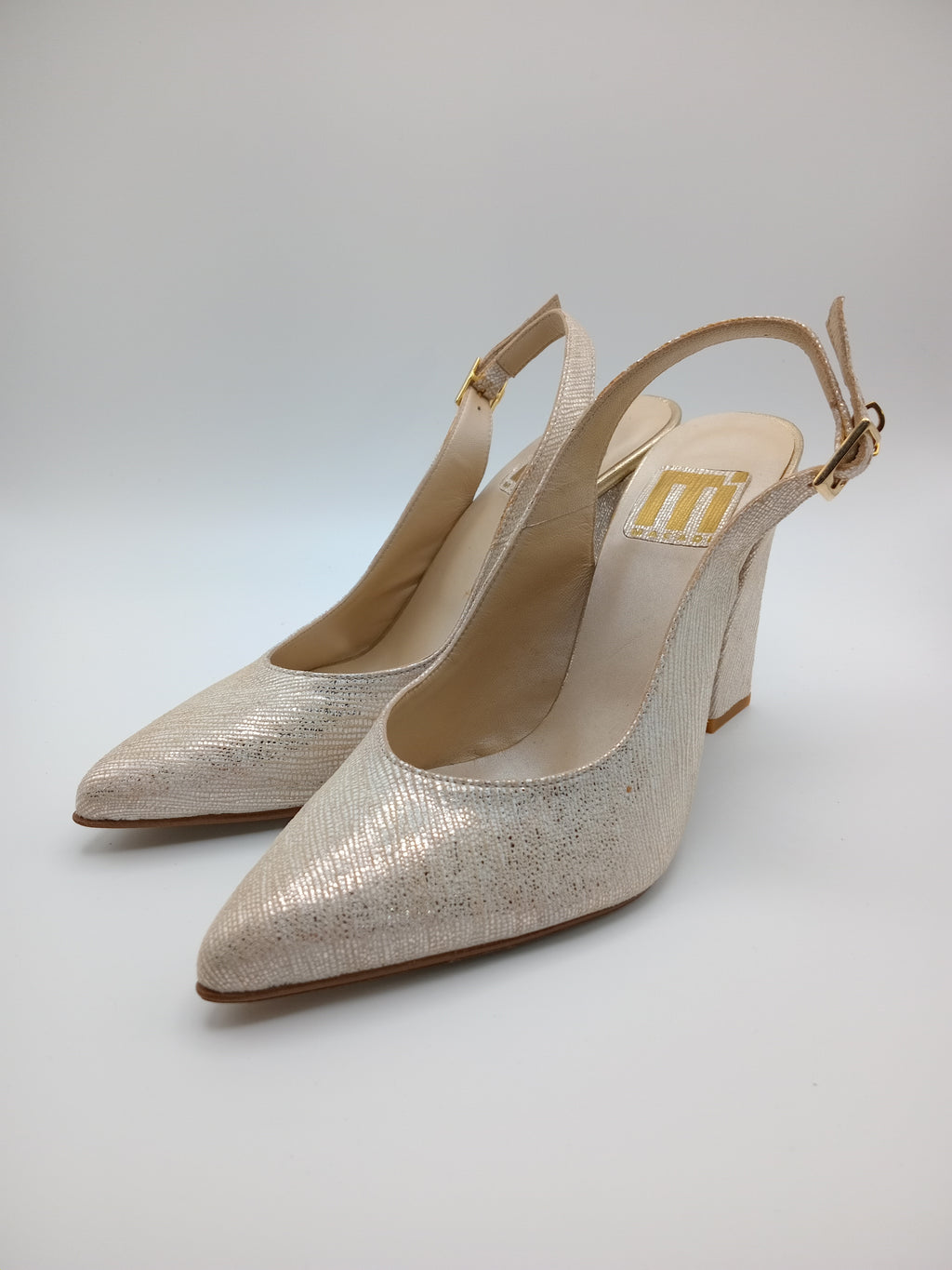 Sapatos de Salto Médio Macadi em Pele com Efeito Cobra Cinza e Dourado; Calçado Feminino Elegante para Escritório e Eventos; Escarpins de Salto Grosso Confortáveis com Fivela de Coração Portugal