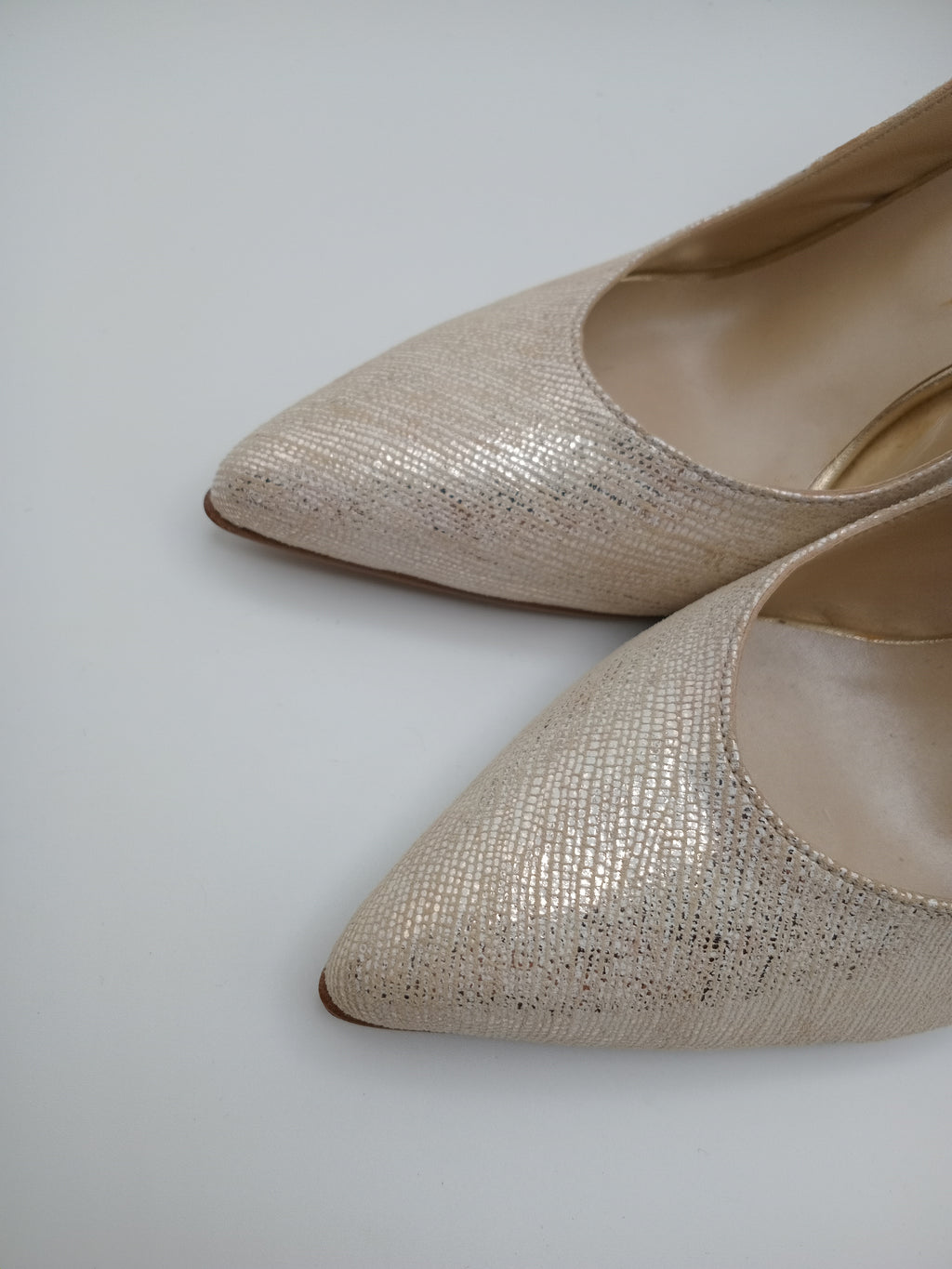 Sapatos de Salto Médio Macadi em Pele com Efeito Cobra Cinza e Dourado; Calçado Feminino Elegante para Escritório e Eventos; Escarpins de Salto Grosso Confortáveis com Fivela de Coração Portugal