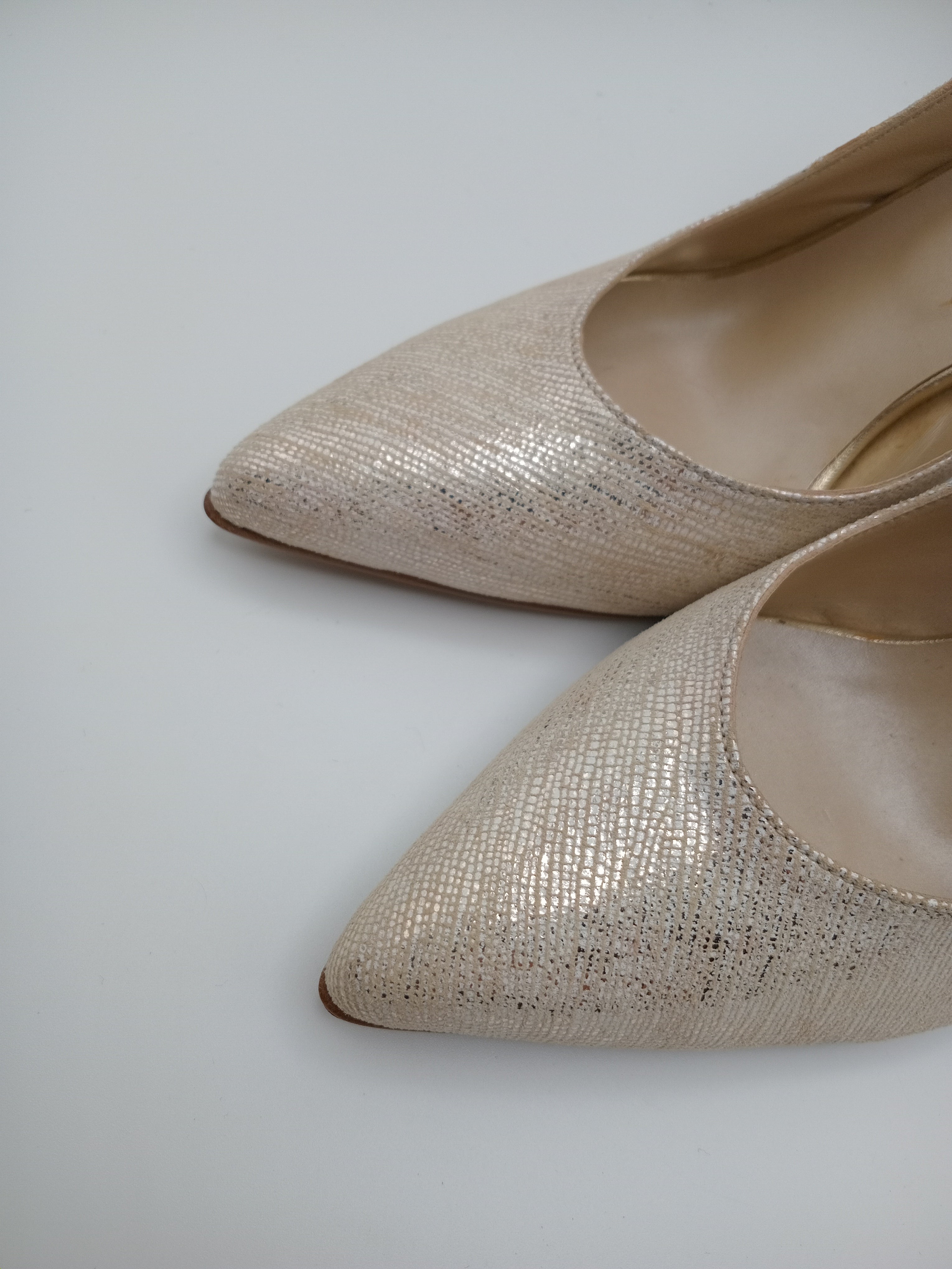 Sapatos de Salto Médio Macadi em Pele com Efeito Cobra Cinza e Dourado; Calçado Feminino Elegante para Escritório e Eventos; Escarpins de Salto Grosso Confortáveis com Fivela de Coração Portugal