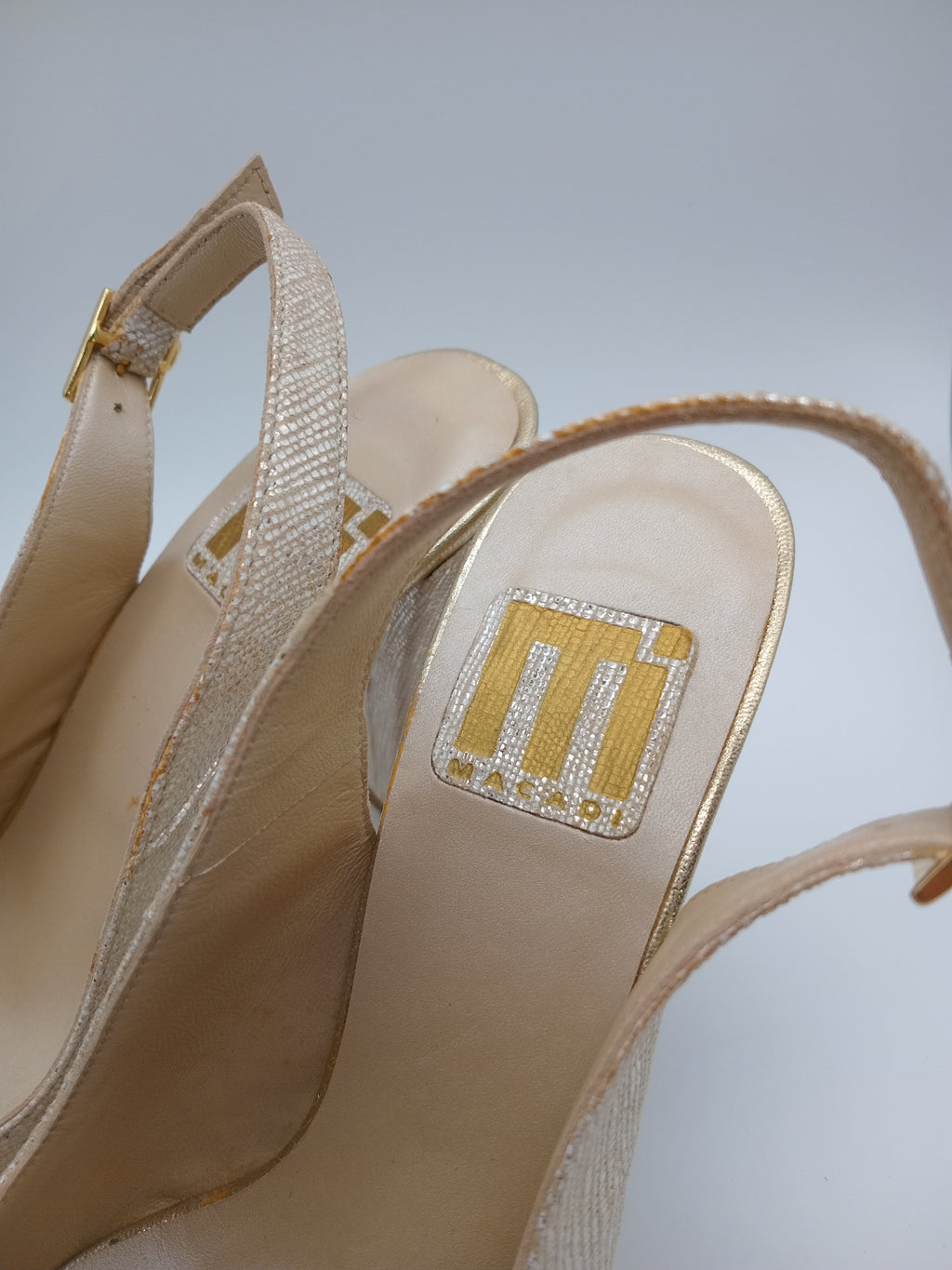 Sapatos de Salto Médio Macadi em Pele com Efeito Cobra Cinza e Dourado; Calçado Feminino Elegante para Escritório e Eventos; Escarpins de Salto Grosso Confortáveis com Fivela de Coração Portugal