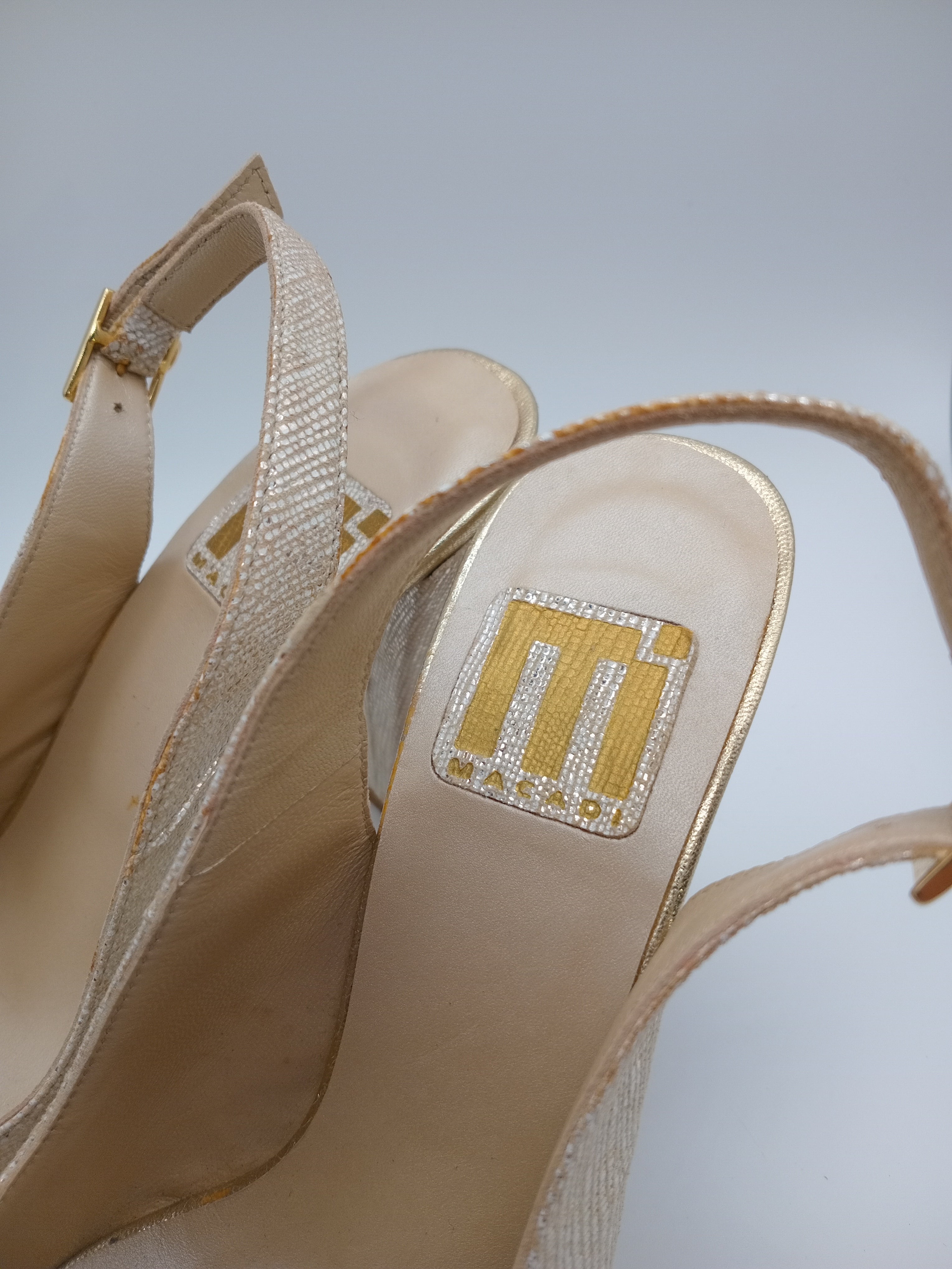 Sapatos de Salto Médio Macadi em Pele com Efeito Cobra Cinza e Dourado; Calçado Feminino Elegante para Escritório e Eventos; Escarpins de Salto Grosso Confortáveis com Fivela de Coração Portugal