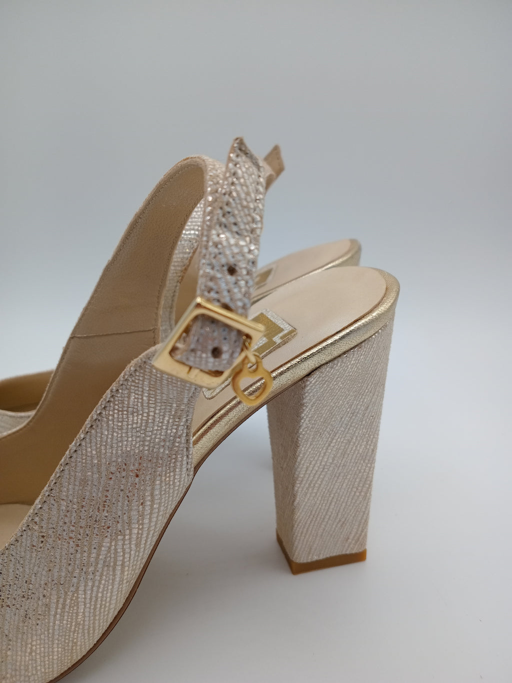 Sapatos de Salto Médio Macadi em Pele com Efeito Cobra Cinza e Dourado; Calçado Feminino Elegante para Escritório e Eventos; Escarpins de Salto Grosso Confortáveis com Fivela de Coração Portugal