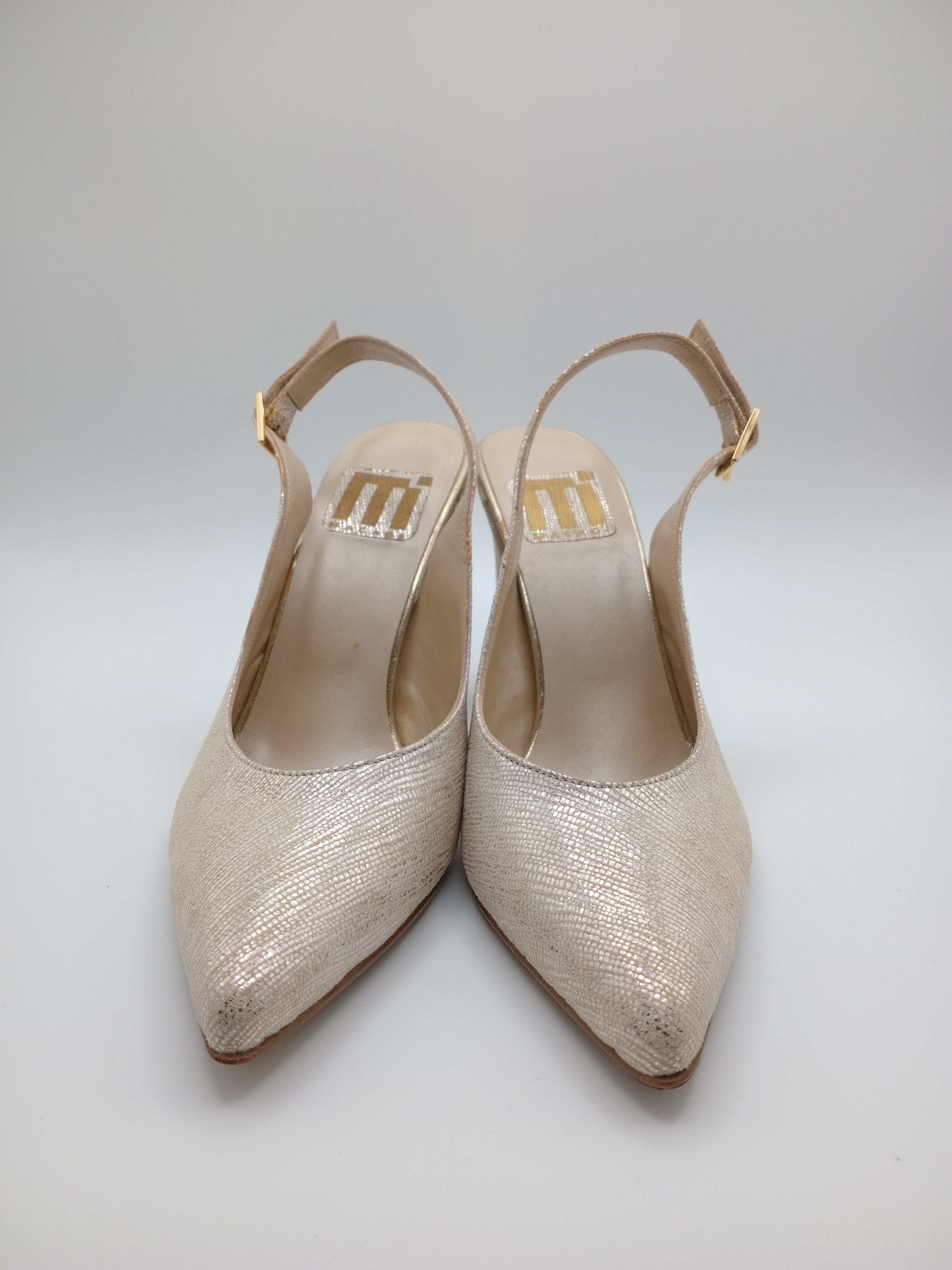 Sapatos de Salto Médio Macadi em Pele com Efeito Cobra Cinza e Dourado; Calçado Feminino Elegante para Escritório e Eventos; Escarpins de Salto Grosso Confortáveis com Fivela de Coração Portugal
