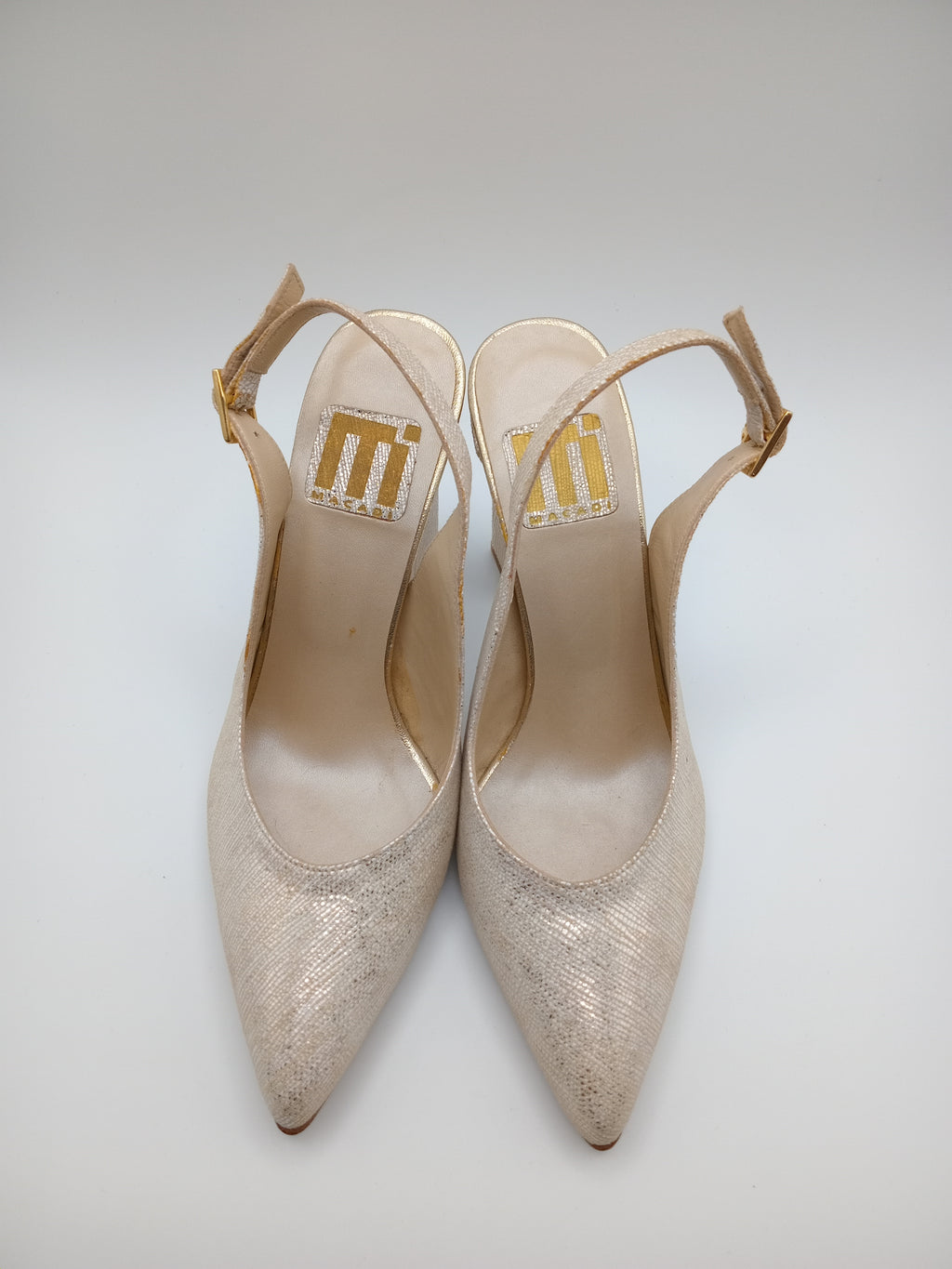 Sapatos de Salto Médio Macadi em Pele com Efeito Cobra Cinza e Dourado; Calçado Feminino Elegante para Escritório e Eventos; Escarpins de Salto Grosso Confortáveis com Fivela de Coração Portugal