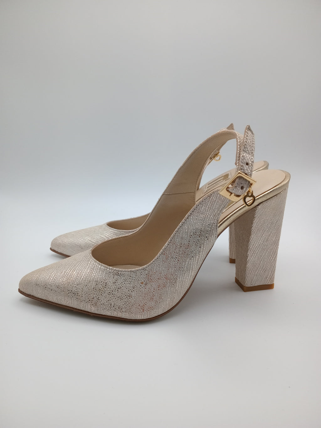 Sapatos de Salto Médio Macadi em Pele com Efeito Cobra Cinza e Dourado; Calçado Feminino Elegante para Escritório e Eventos; Escarpins de Salto Grosso Confortáveis com Fivela de Coração Portugal